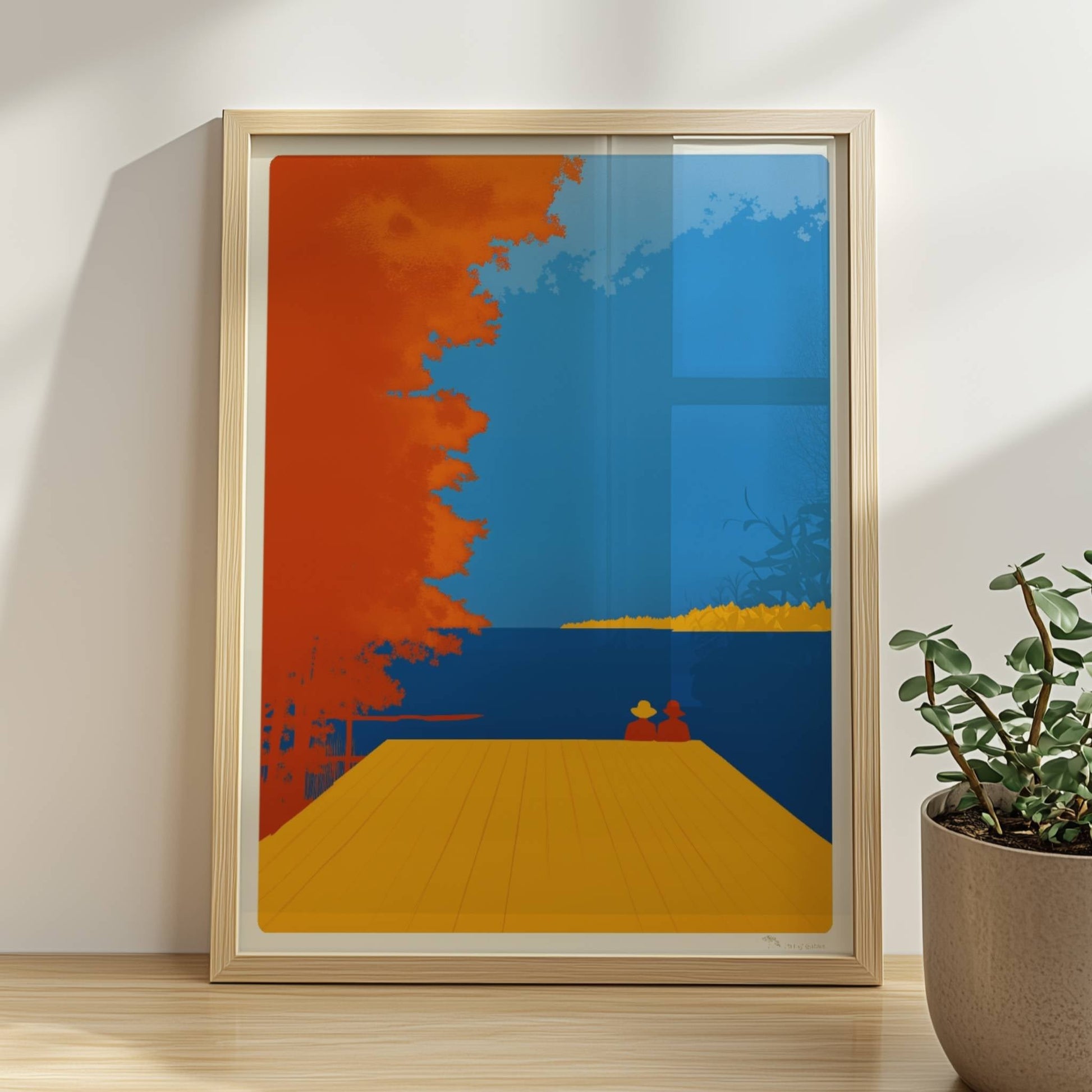 Zwei Personen auf einem Steg mit Blick auf einen leuchtend blauen See, flankiert von herbstlichen orangefarbenen Bäumen.. Rahmen natur 30x40