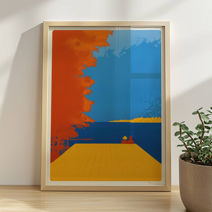 Zwei Personen auf einem Steg mit Blick auf einen leuchtend blauen See, flankiert von herbstlichen orangefarbenen Bäumen.. Rahmen natur 30x40