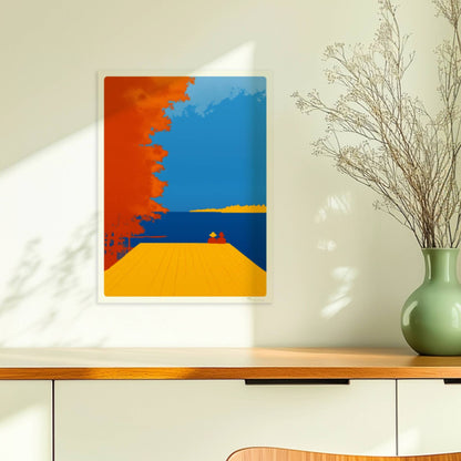 Zwei Personen auf einem Steg mit Blick auf einen leuchtend blauen See, flankiert von herbstlichen orangefarbenen Bäumen.. Ohne Rahmen 30x40