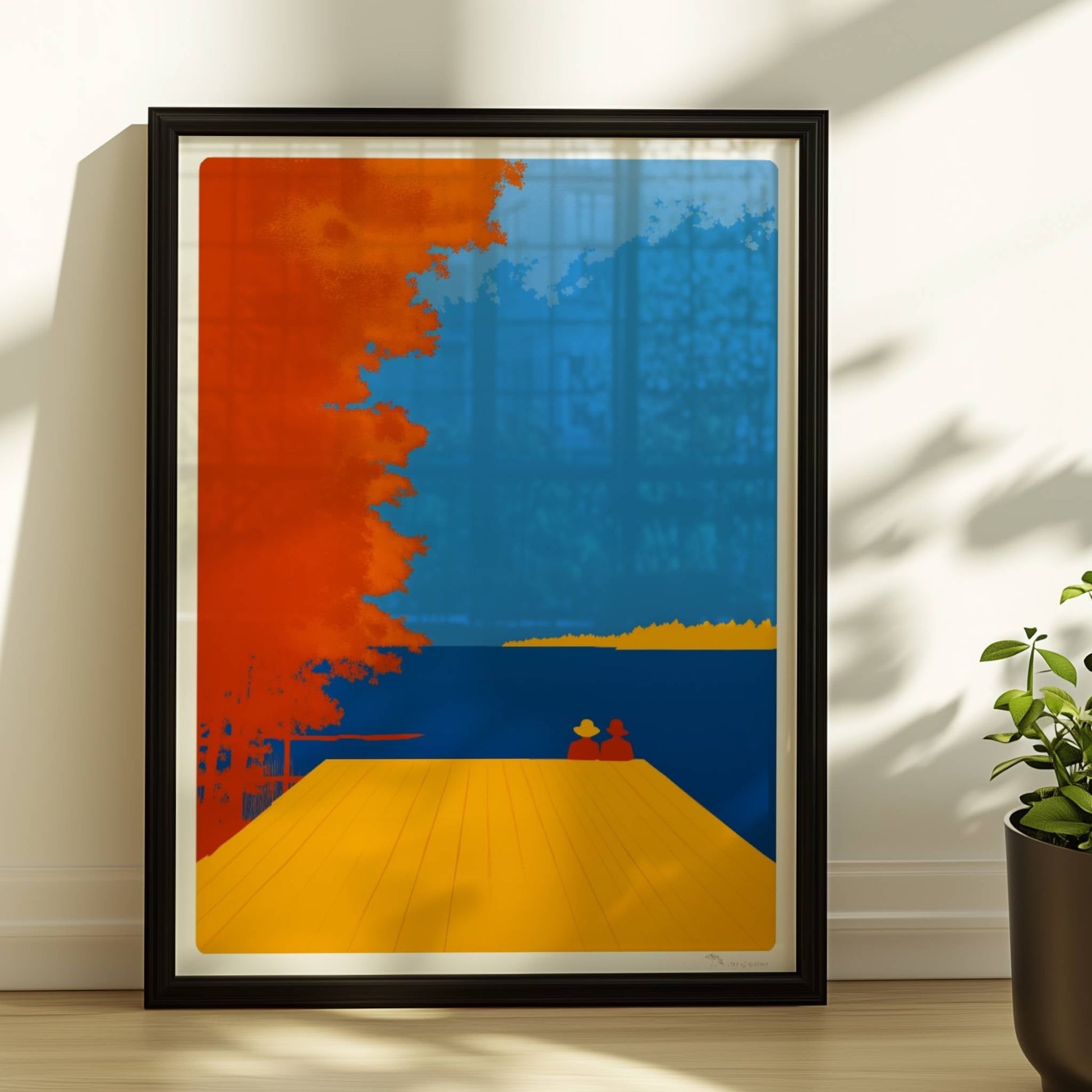 Zwei Personen auf einem Steg mit Blick auf einen leuchtend blauen See, flankiert von herbstlichen orangefarbenen Bäumen.. Rahmen schwarz 30x40