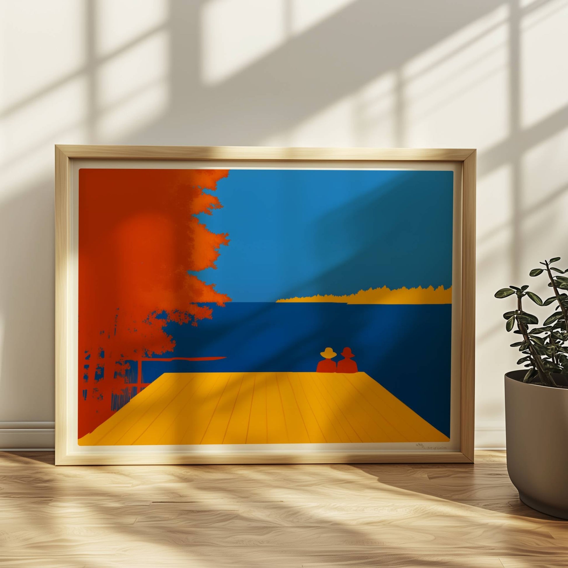 Zwei Personen auf einem Steg mit Blick auf einen leuchtend blauen See, flankiert von herbstlichen orangefarbenen Bäumen.. Rahmen natur 40x30