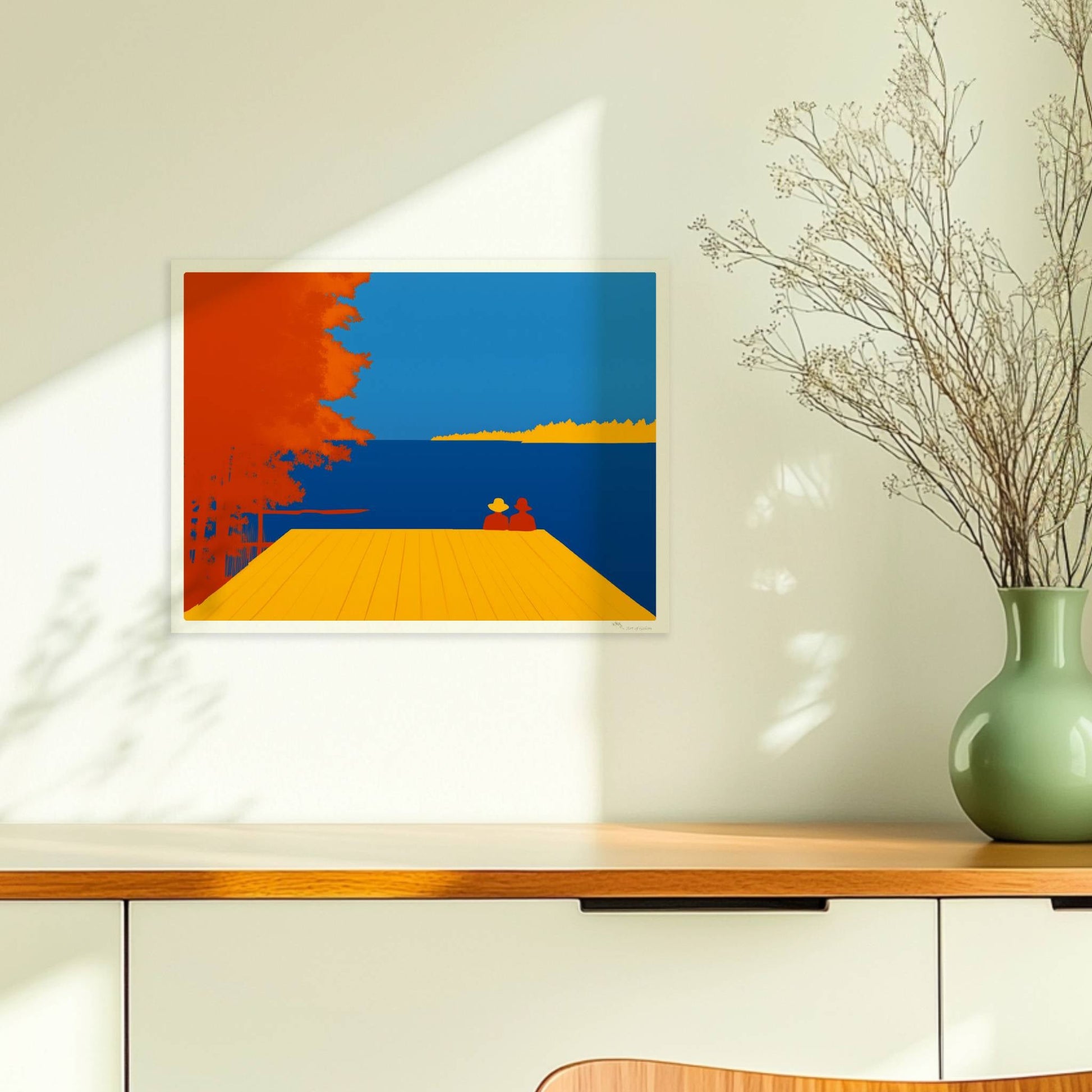 Zwei Personen auf einem Steg mit Blick auf einen leuchtend blauen See, flankiert von herbstlichen orangefarbenen Bäumen.. Ohne Rahmen 40x30