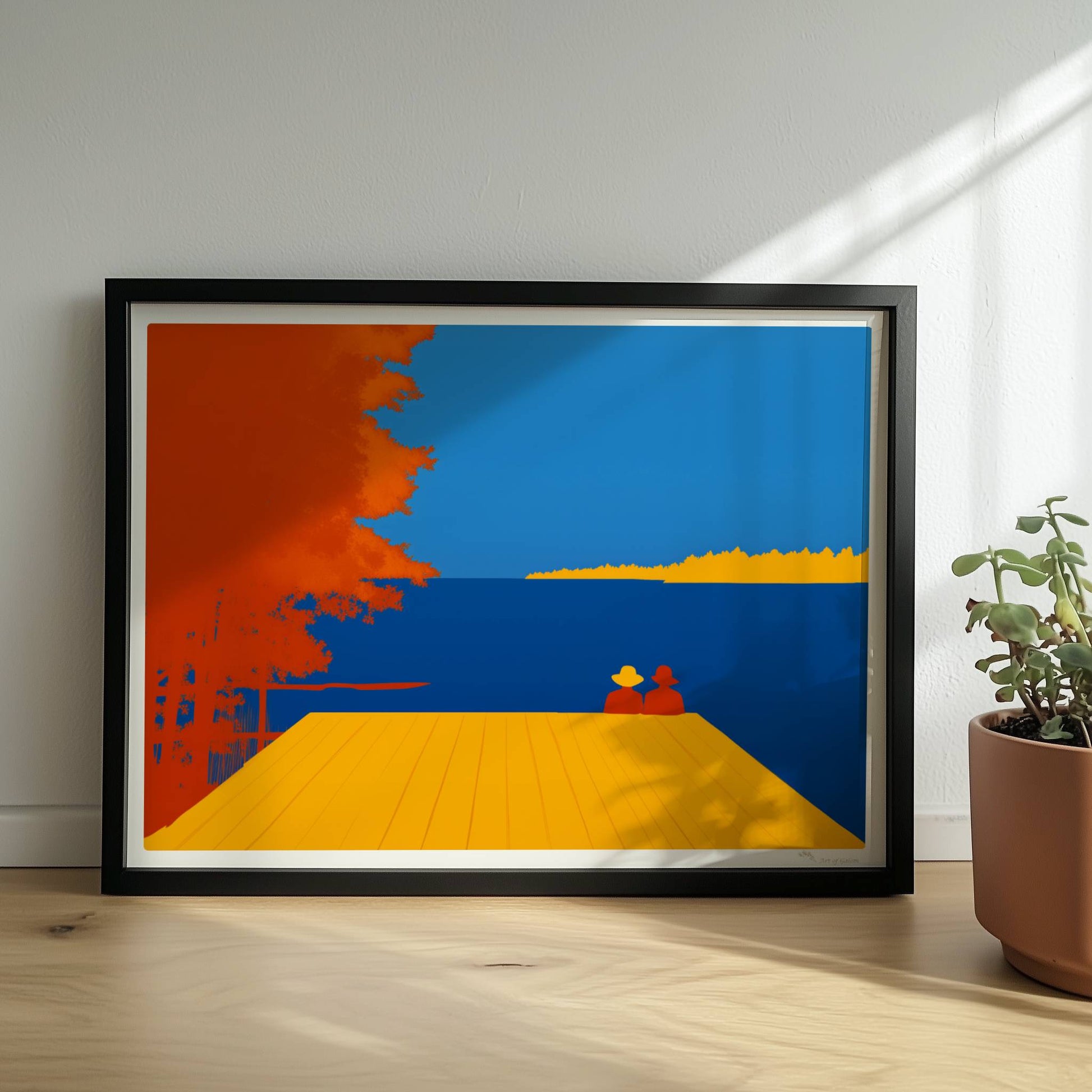 Zwei Personen auf einem Steg mit Blick auf einen leuchtend blauen See, flankiert von herbstlichen orangefarbenen Bäumen.. Rahmen schwarz 40x30