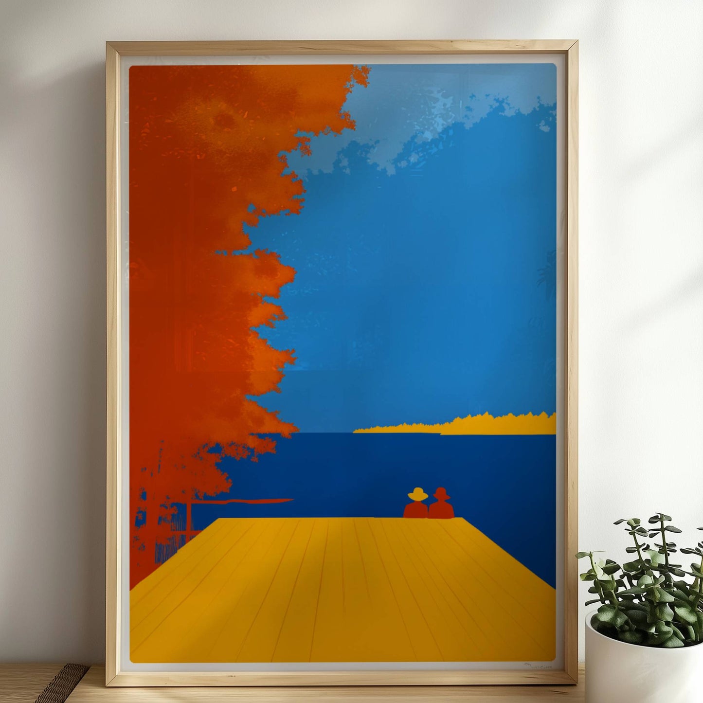 Zwei Personen auf einem Steg mit Blick auf einen leuchtend blauen See, flankiert von herbstlichen orangefarbenen Bäumen.. Rahmen natur 50x70