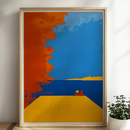 Zwei Personen auf einem Steg mit Blick auf einen leuchtend blauen See, flankiert von herbstlichen orangefarbenen Bäumen.. Rahmen natur 50x70