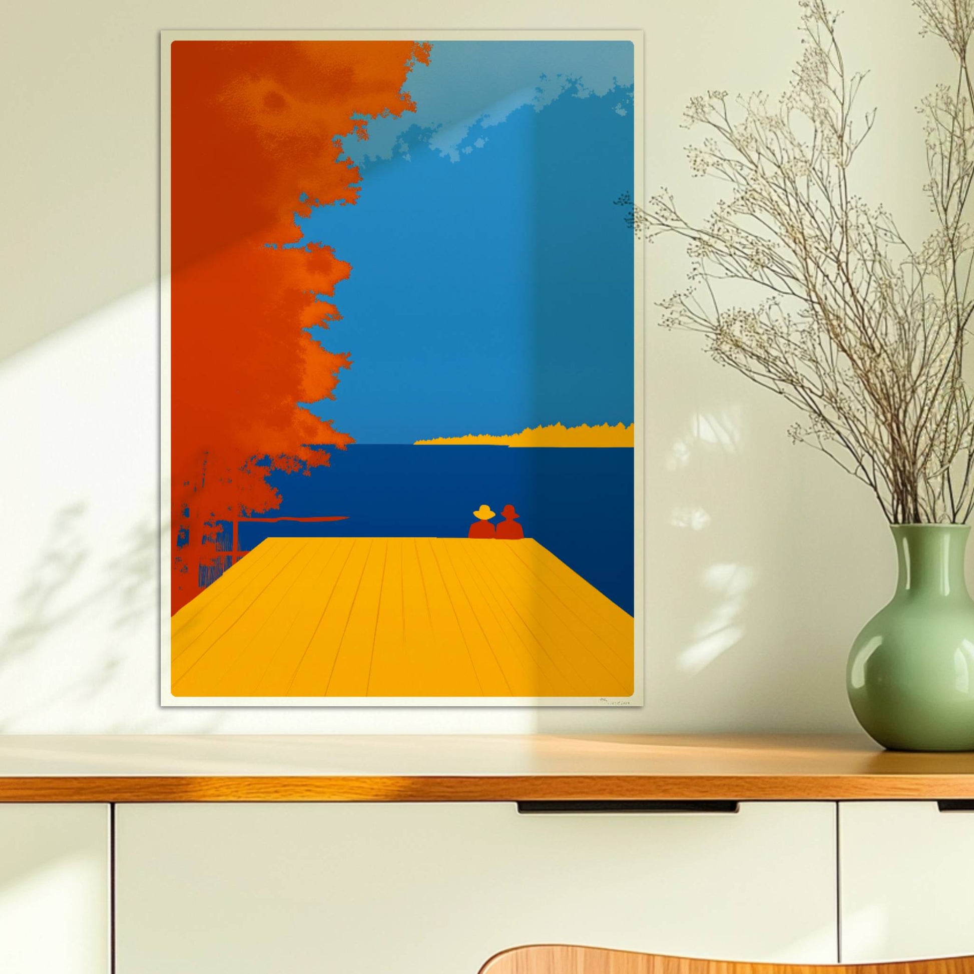 Zwei Personen auf einem Steg mit Blick auf einen leuchtend blauen See, flankiert von herbstlichen orangefarbenen Bäumen.. Ohne Rahmen 50x70