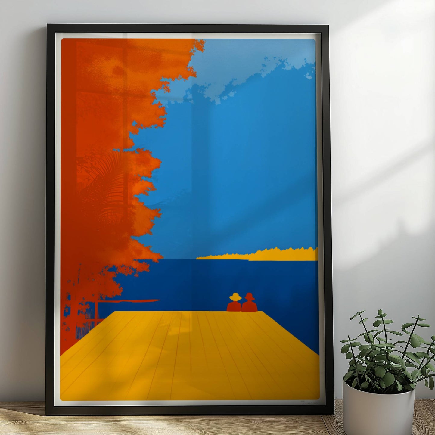 Zwei Personen auf einem Steg mit Blick auf einen leuchtend blauen See, flankiert von herbstlichen orangefarbenen Bäumen.. Rahmen schwarz 50x70