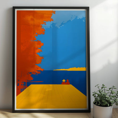 Zwei Personen auf einem Steg mit Blick auf einen leuchtend blauen See, flankiert von herbstlichen orangefarbenen Bäumen.. Rahmen schwarz 50x70