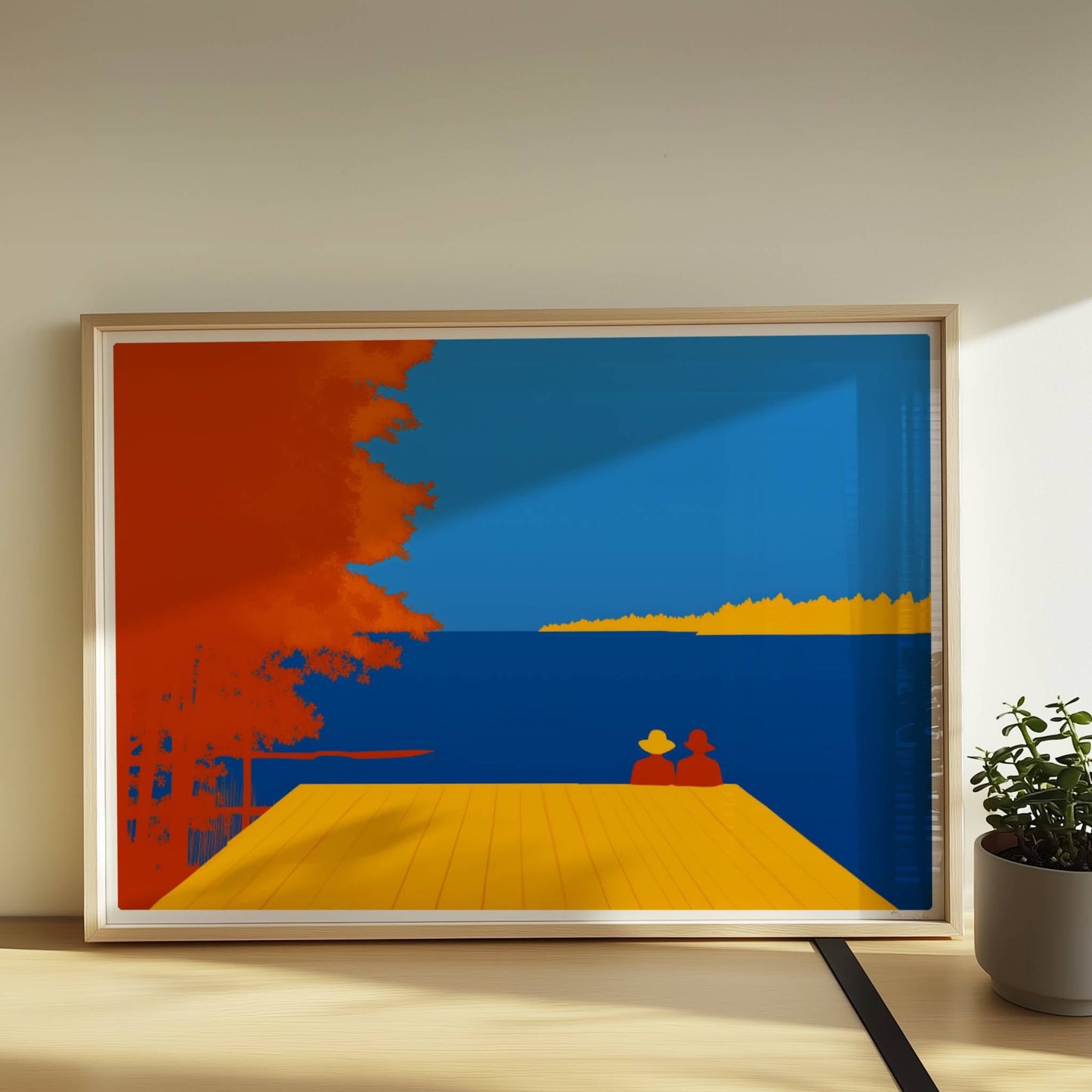 Zwei Personen auf einem Steg mit Blick auf einen leuchtend blauen See, flankiert von herbstlichen orangefarbenen Bäumen.. Rahmen natur 70x50