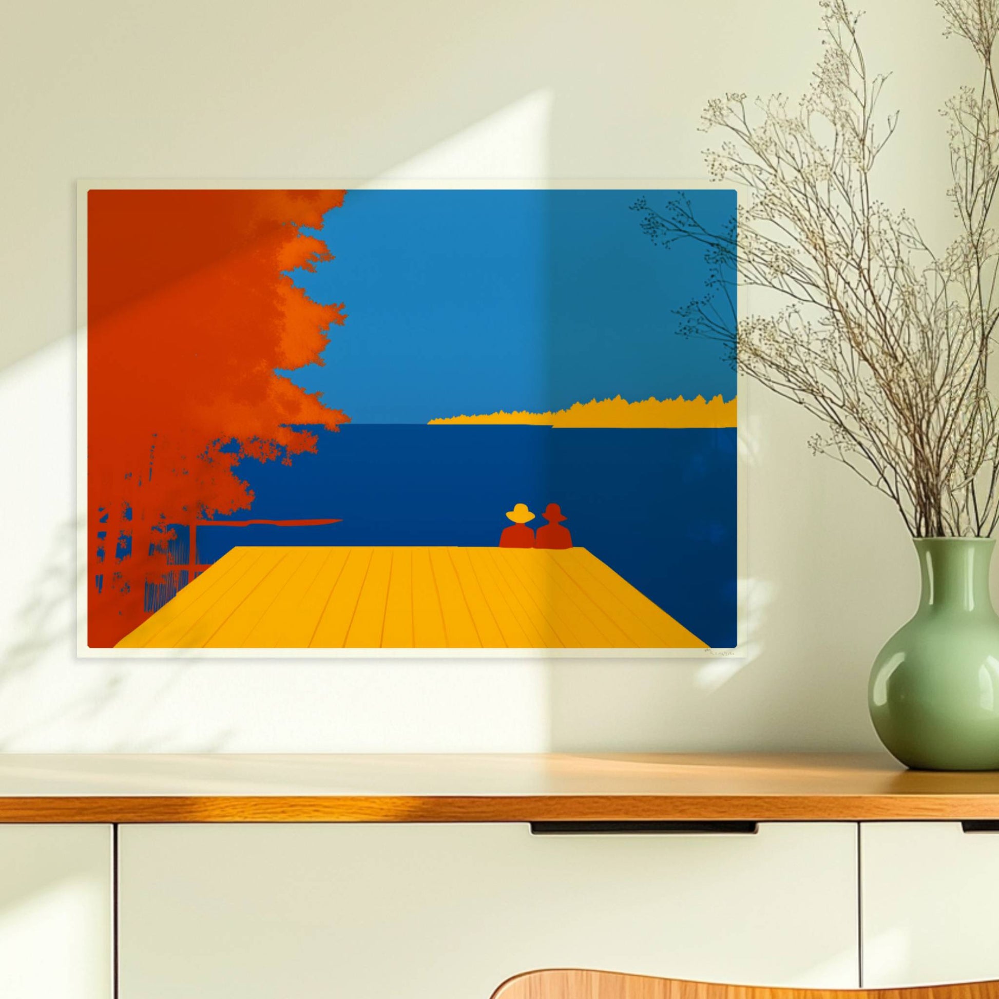 Zwei Personen auf einem Steg mit Blick auf einen leuchtend blauen See, flankiert von herbstlichen orangefarbenen Bäumen.. Ohne Rahmen 70x50