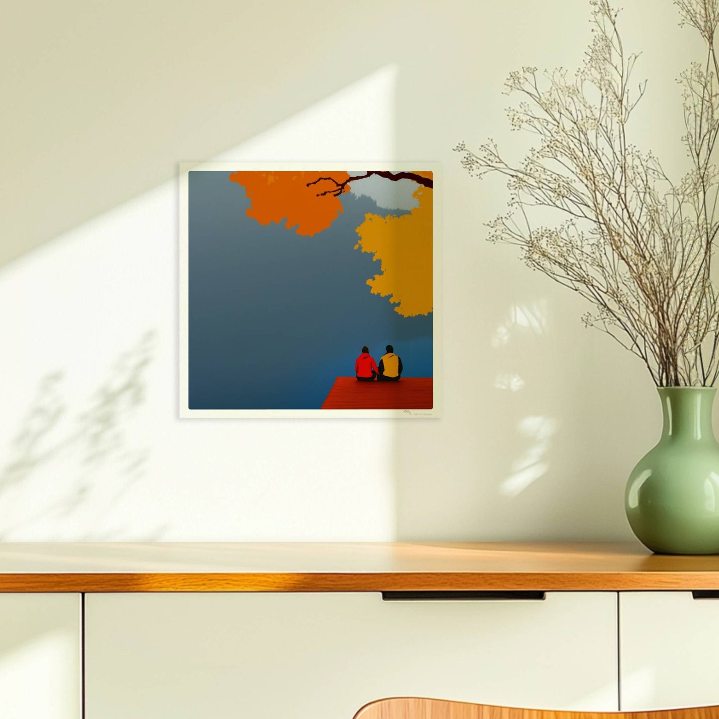 Zwei Personen sitzen auf einem roten Steg an einem nebligen See, überragt von herbstlich orange-gelben Baumkronen.. Ohne Rahmen 30x30