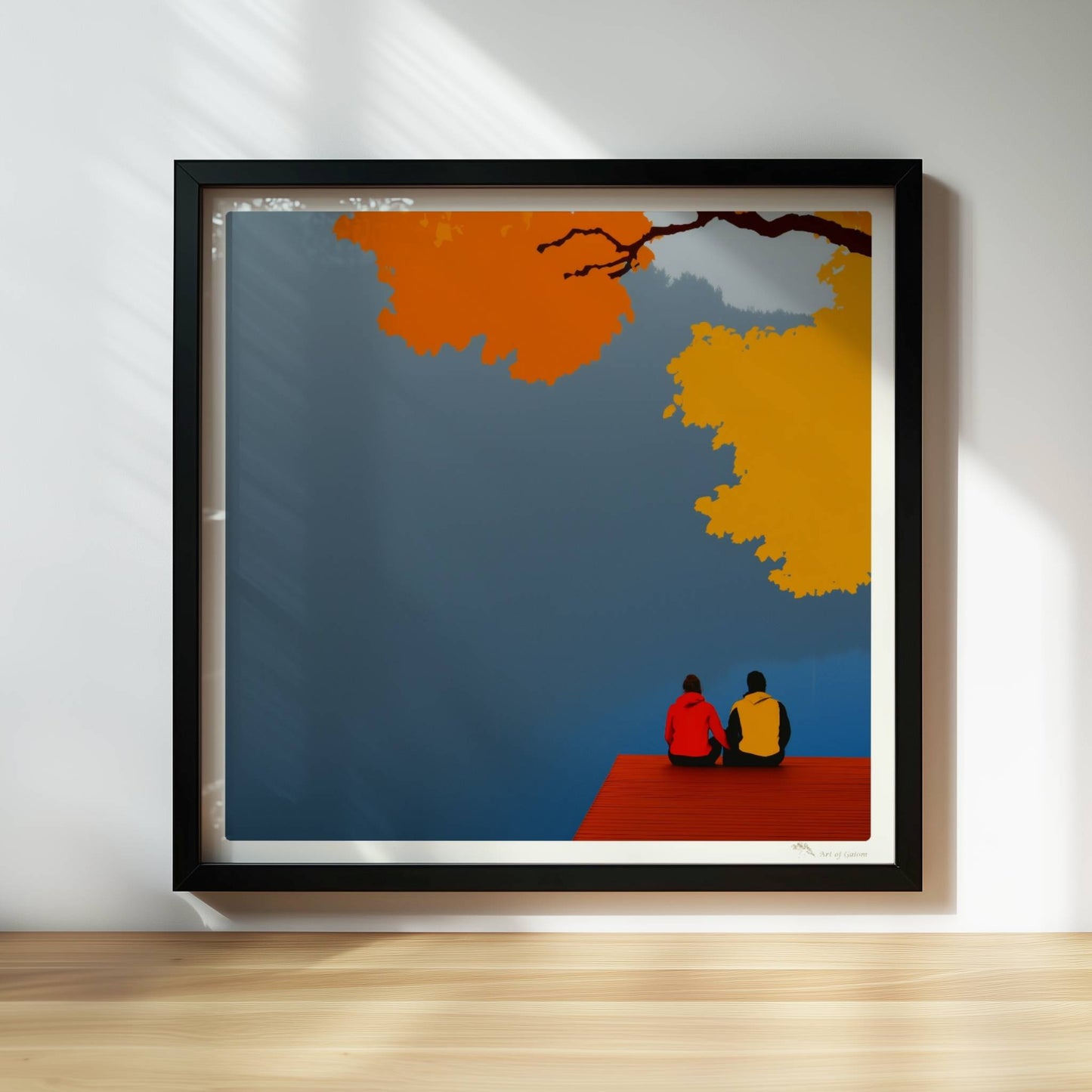 Zwei Personen sitzen auf einem roten Steg an einem nebligen See, überragt von herbstlich orange-gelben Baumkronen.. Rahmen schwarz 30x30