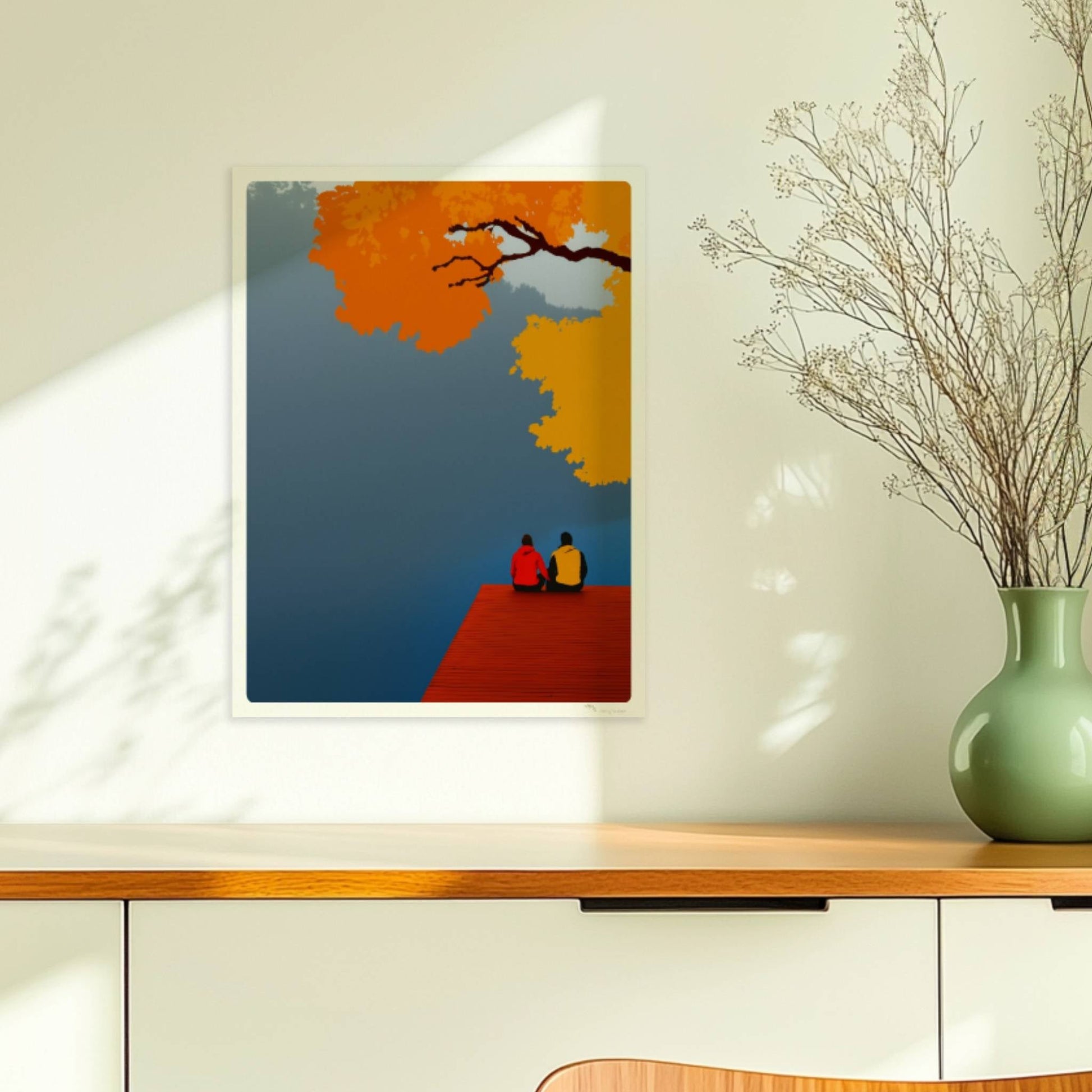Zwei Personen sitzen auf einem roten Steg an einem nebligen See, überragt von herbstlich orange-gelben Baumkronen.. Ohne Rahmen 30x40