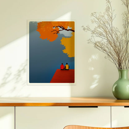 Zwei Personen sitzen auf einem roten Steg an einem nebligen See, überragt von herbstlich orange-gelben Baumkronen.. Ohne Rahmen 30x40