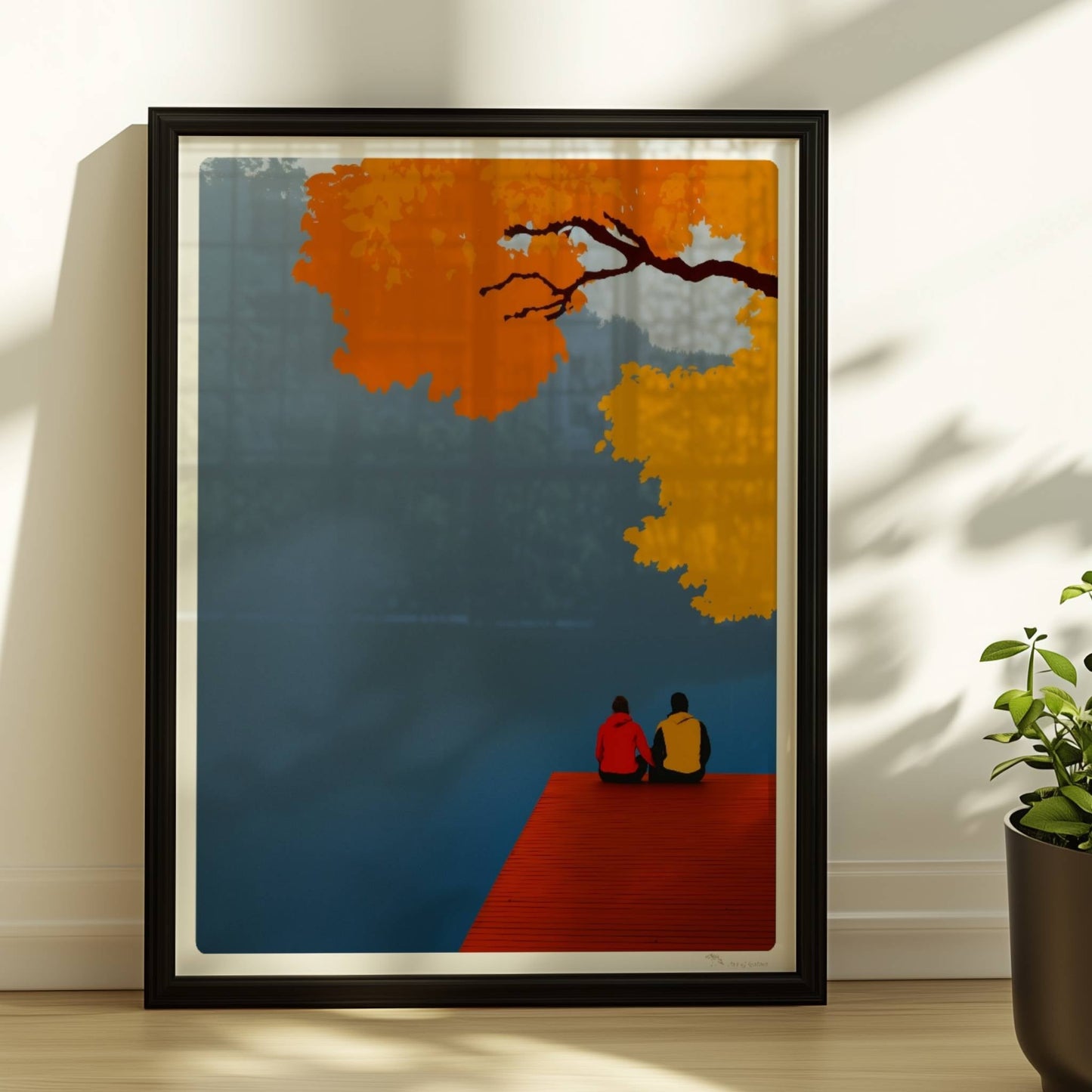 Zwei Personen sitzen auf einem roten Steg an einem nebligen See, überragt von herbstlich orange-gelben Baumkronen.. Rahmen schwarz 30x40