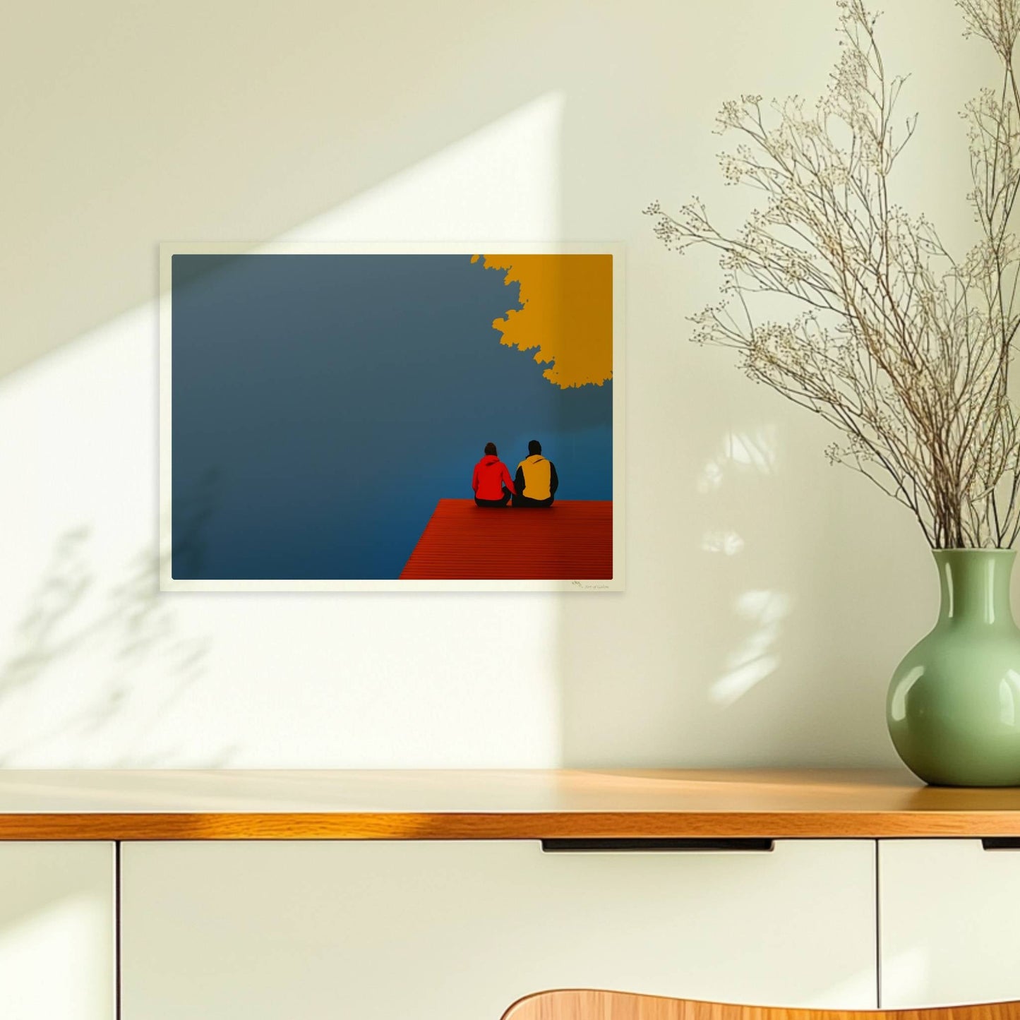 Zwei Personen sitzen auf einem roten Steg an einem nebligen See, überragt von herbstlich orange-gelben Baumkronen.. Ohne Rahmen 40x30