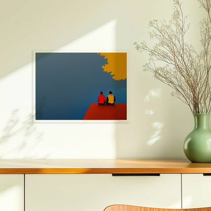 Zwei Personen sitzen auf einem roten Steg an einem nebligen See, überragt von herbstlich orange-gelben Baumkronen.. Ohne Rahmen 40x30