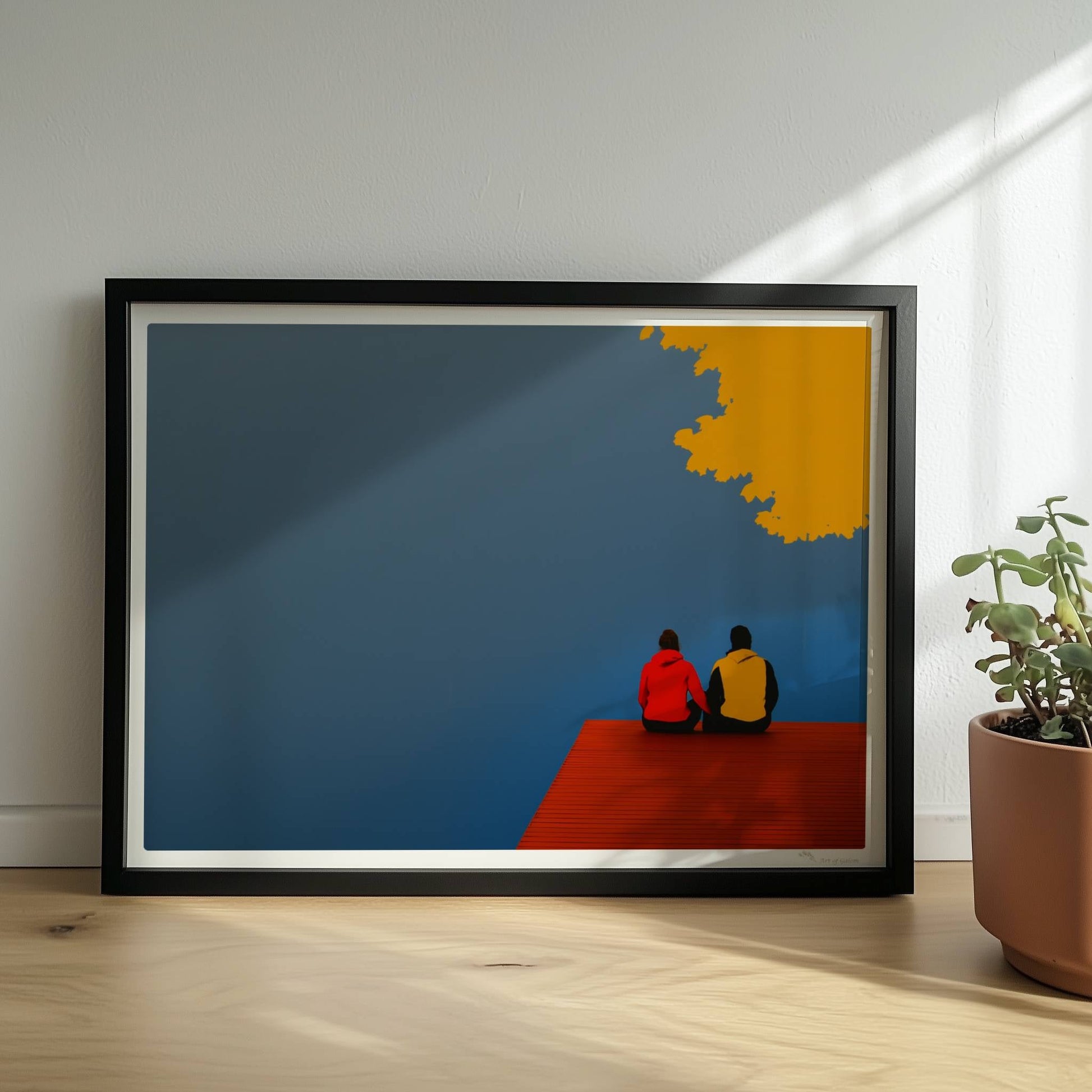 Zwei Personen sitzen auf einem roten Steg an einem nebligen See, überragt von herbstlich orange-gelben Baumkronen.. Rahmen schwarz 40x30