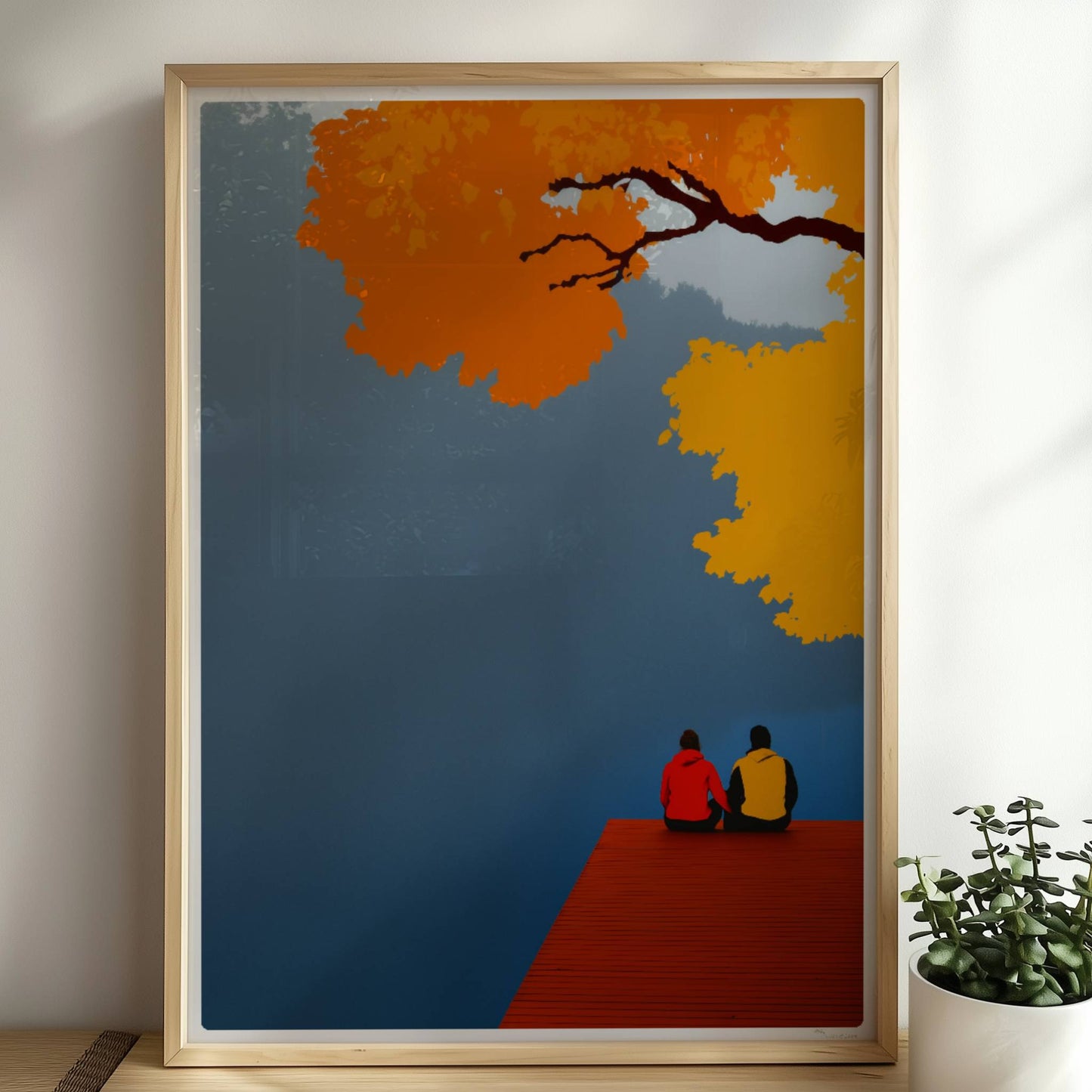 Zwei Personen sitzen auf einem roten Steg an einem nebligen See, überragt von herbstlich orange-gelben Baumkronen.. Rahmen natur 50x70
