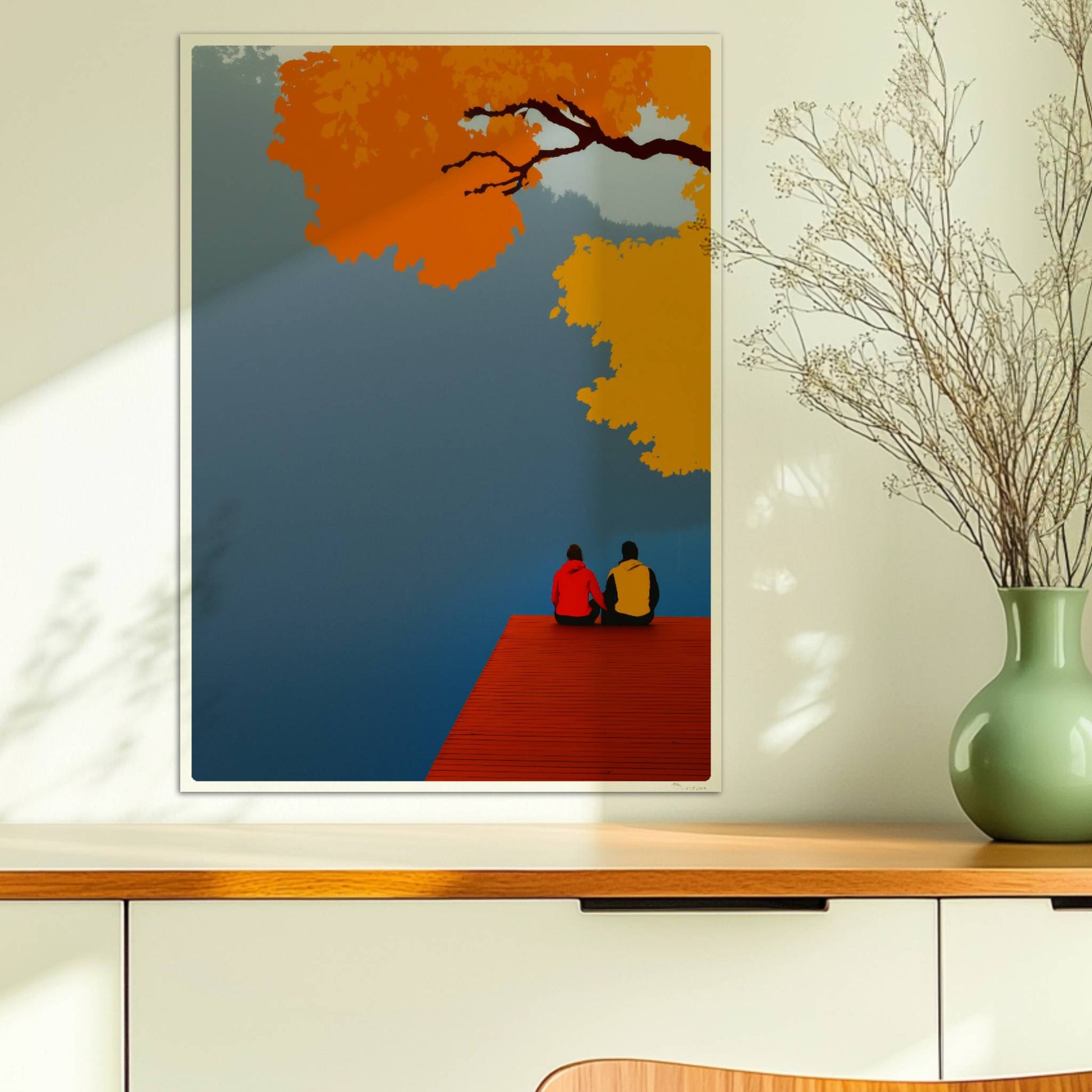 Zwei Personen sitzen auf einem roten Steg an einem nebligen See, überragt von herbstlich orange-gelben Baumkronen.. Ohne Rahmen 50x70