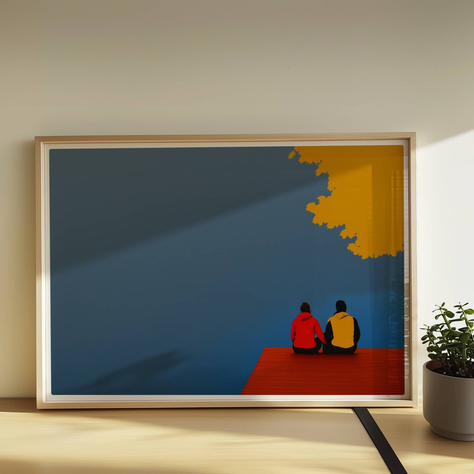 Zwei Personen sitzen auf einem roten Steg an einem nebligen See, überragt von herbstlich orange-gelben Baumkronen.. Rahmen natur 70x50