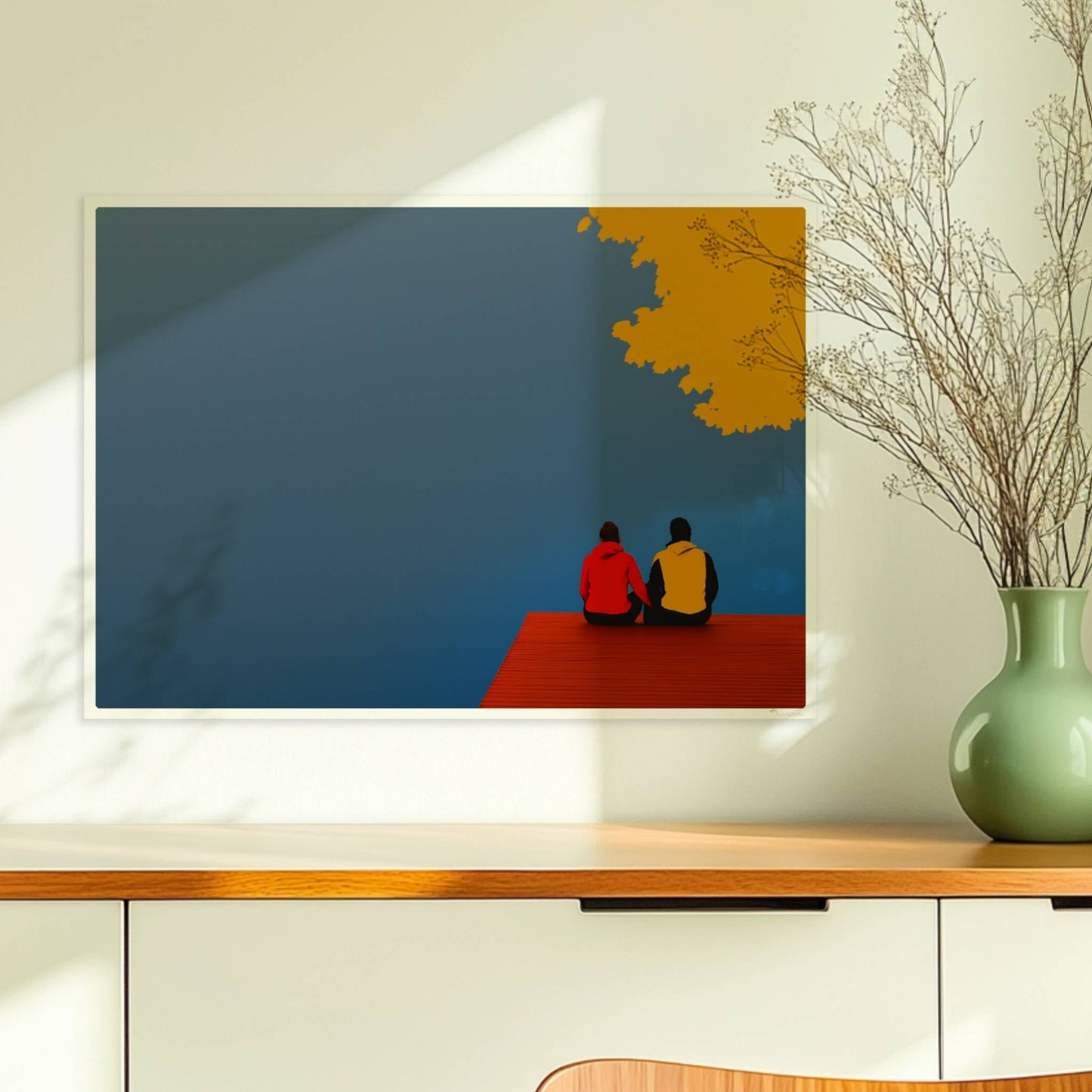 Zwei Personen sitzen auf einem roten Steg an einem nebligen See, überragt von herbstlich orange-gelben Baumkronen.. Ohne Rahmen 70x50