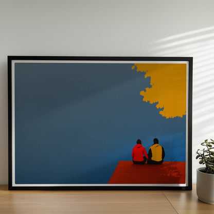 Zwei Personen sitzen auf einem roten Steg an einem nebligen See, überragt von herbstlich orange-gelben Baumkronen.. Rahmen schwarz 70x50
