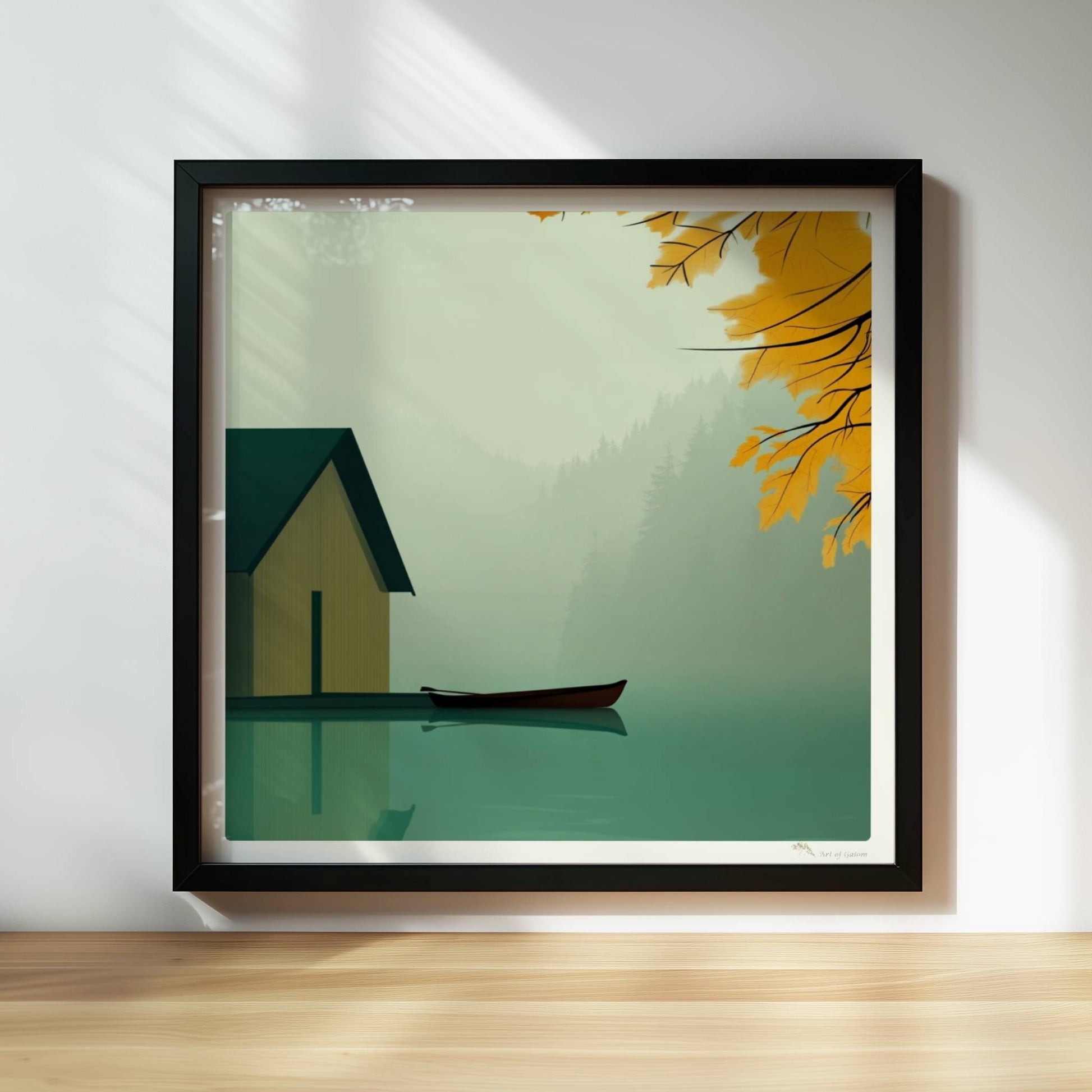 Stillleben eines Bootshauses mit Ruderboot auf einem nebligen See, eingerahmt von gelbem Herbstlaub.. Rahmen schwarz 30x30