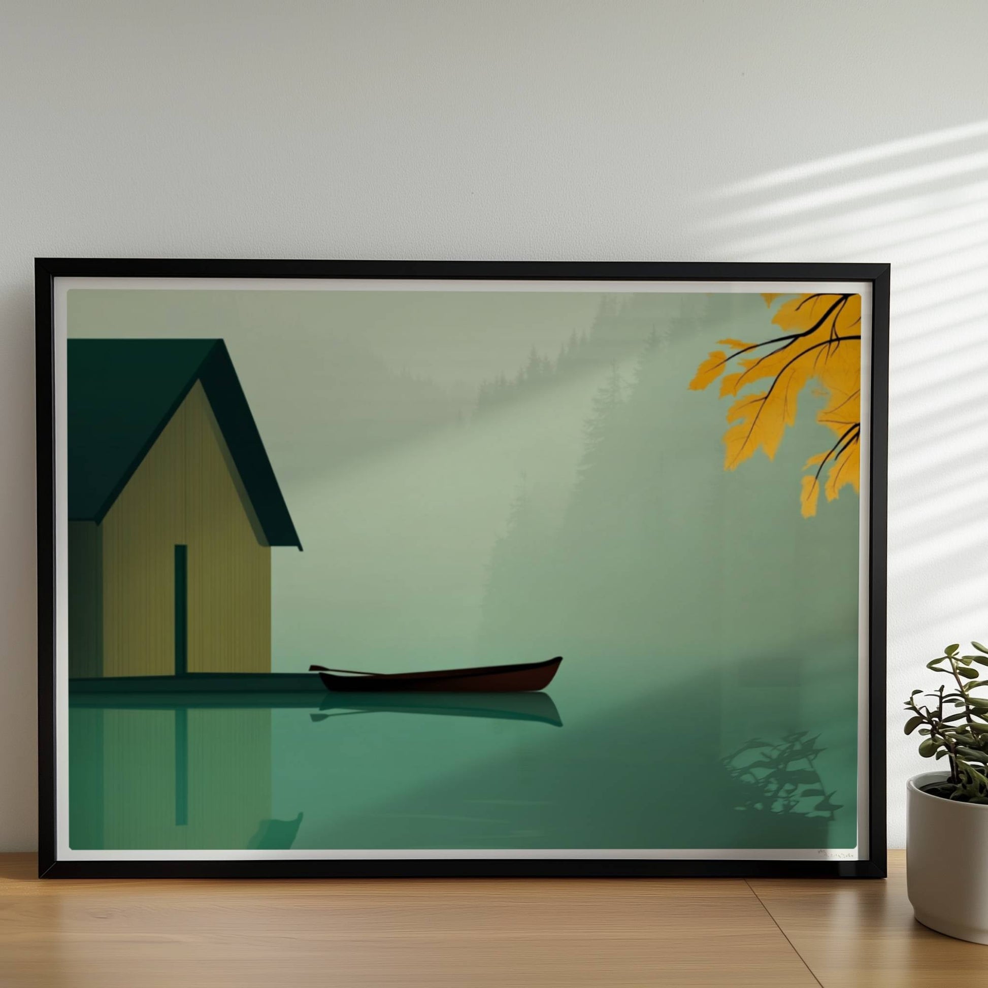 Stillleben eines Bootshauses mit Ruderboot auf einem nebligen See, eingerahmt von gelbem Herbstlaub.. Rahmen schwarz 70x50