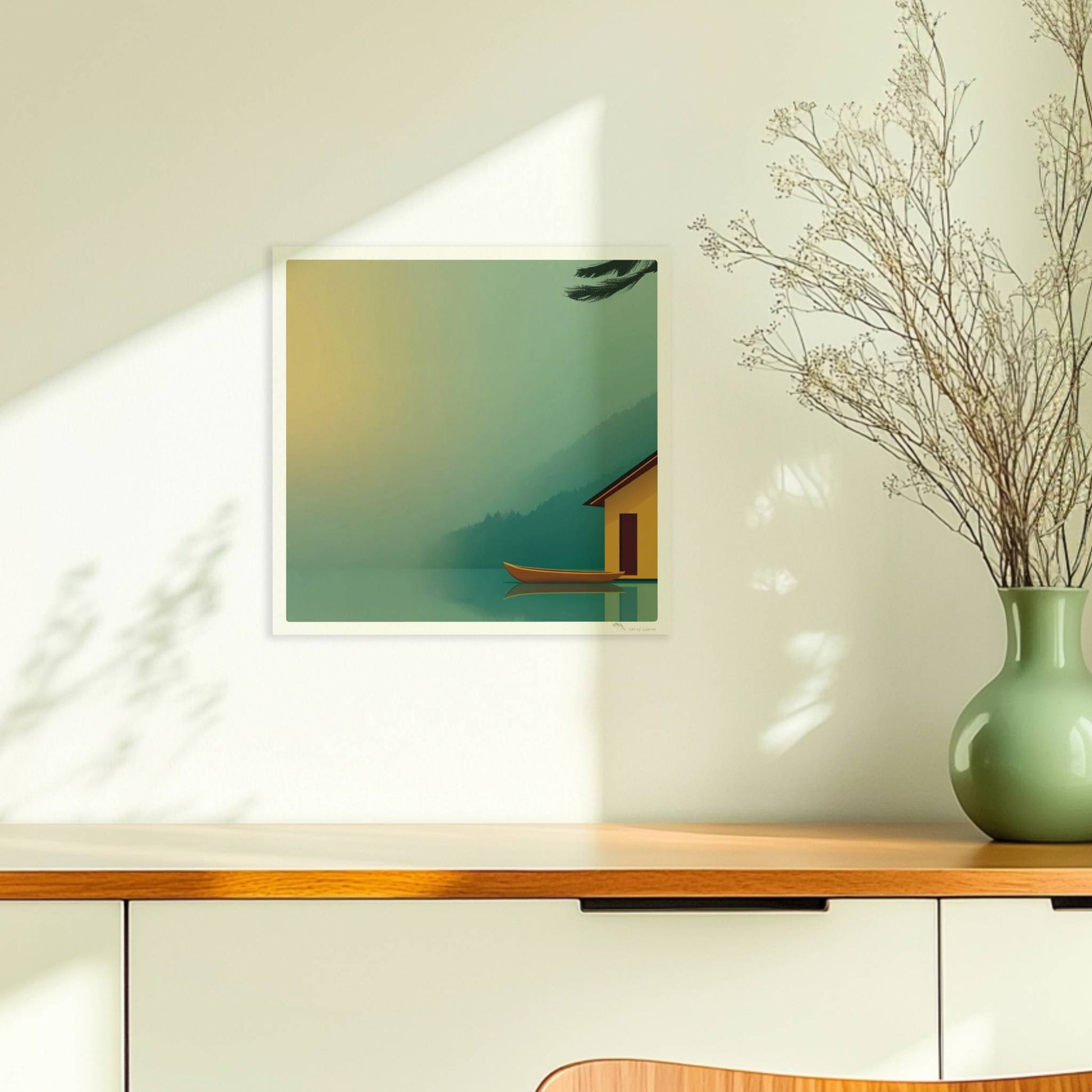Minimalistisches Bootshaus in Gelb mit Ruderboot am ruhigen See im Morgendunst, Tannen im Hintergrund.. Ohne Rahmen 30x30