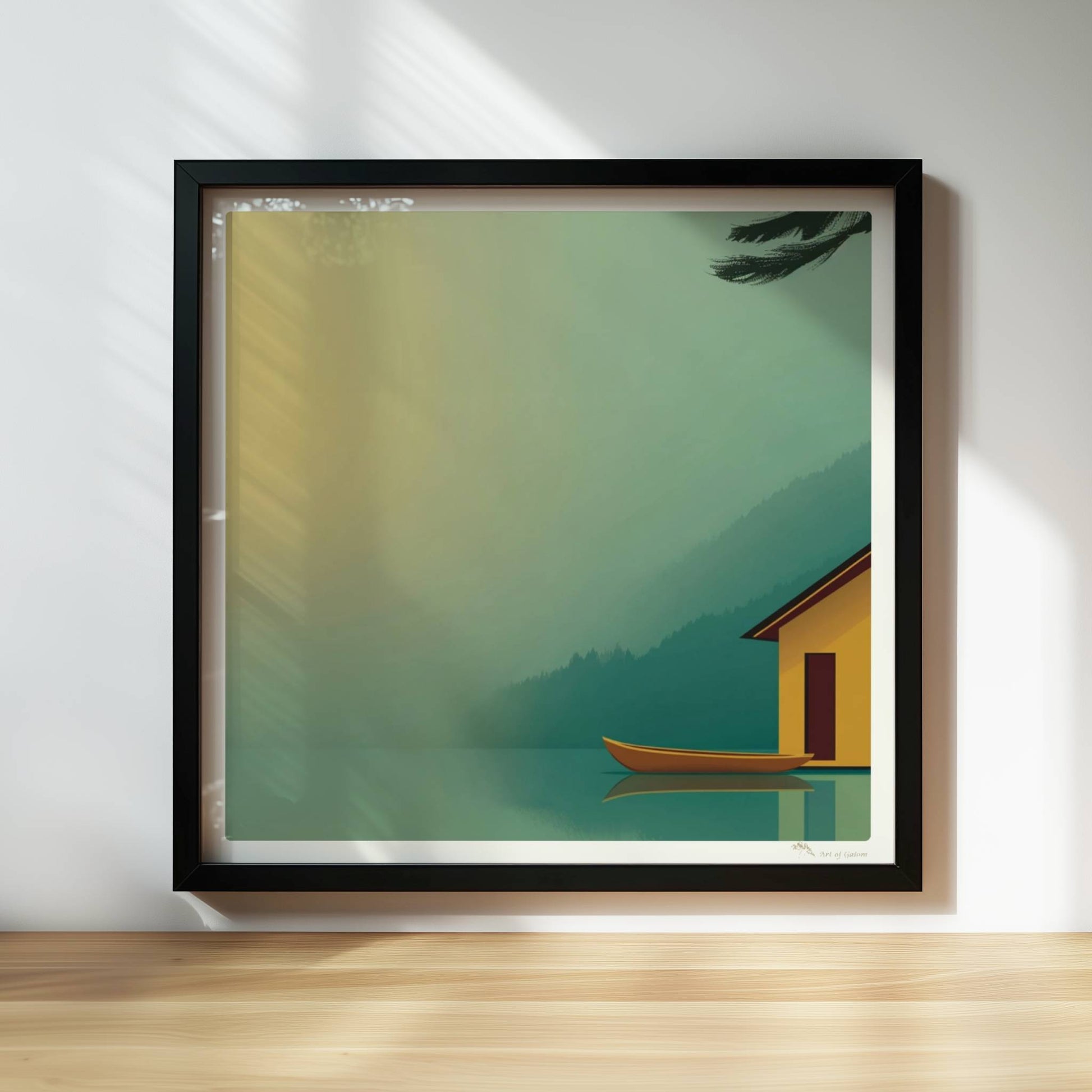 Minimalistisches Bootshaus in Gelb mit Ruderboot am ruhigen See im Morgendunst, Tannen im Hintergrund.. Rahmen schwarz 30x30