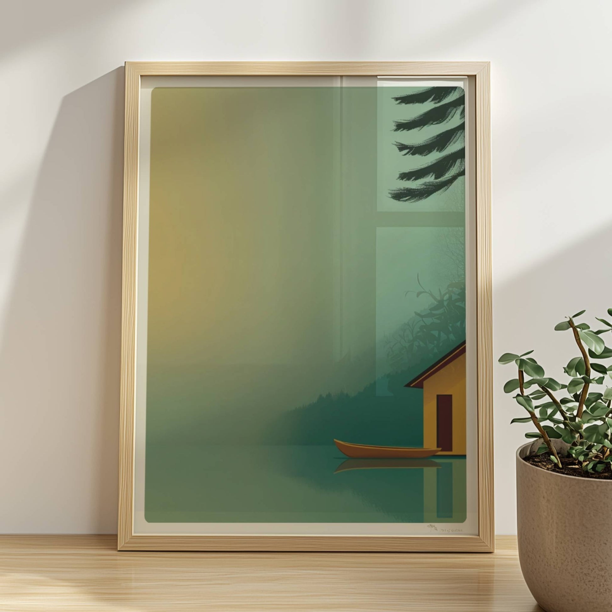 Minimalistisches Bootshaus in Gelb mit Ruderboot am ruhigen See im Morgendunst, Tannen im Hintergrund.. Rahmen natur 30x40