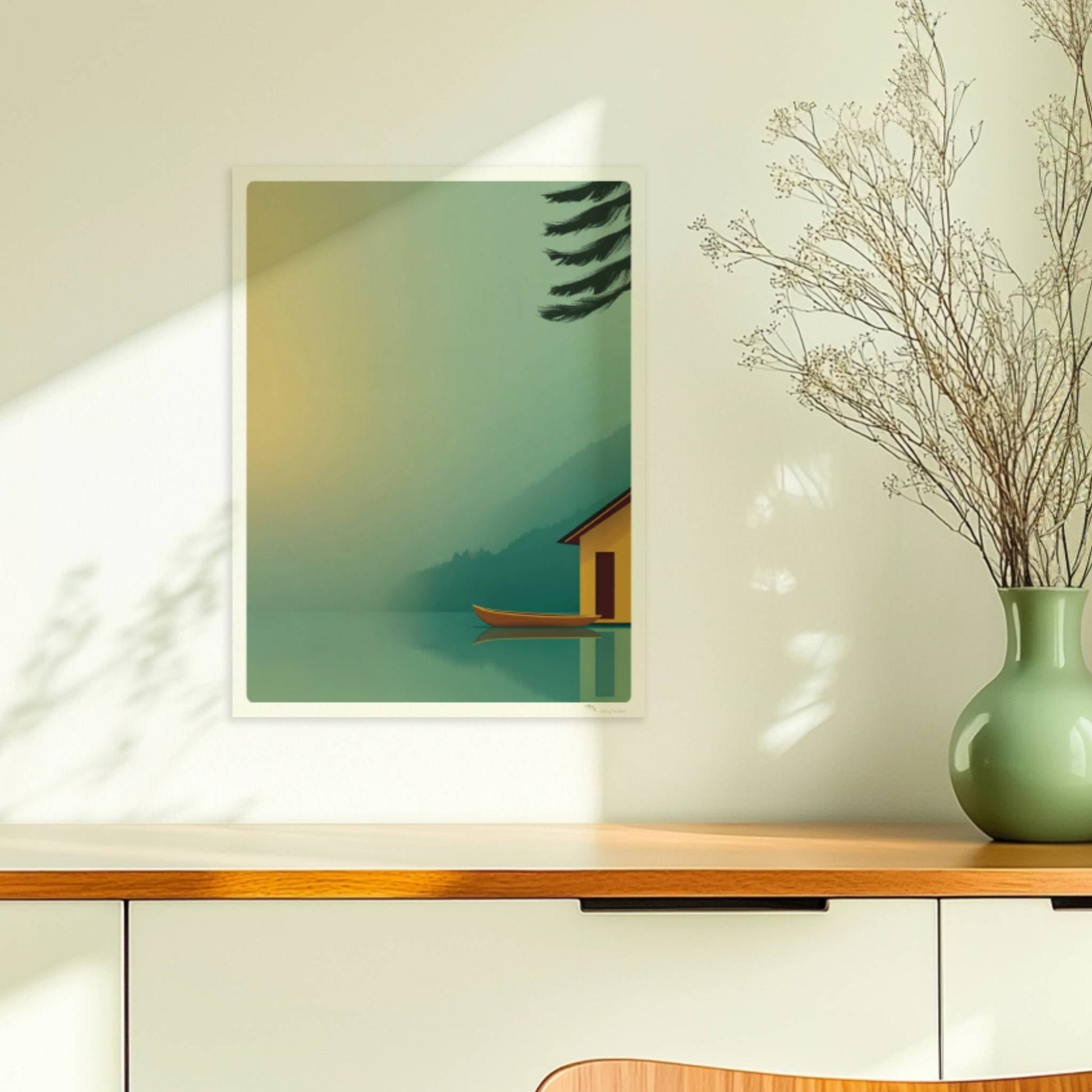 Minimalistisches Bootshaus in Gelb mit Ruderboot am ruhigen See im Morgendunst, Tannen im Hintergrund.. Ohne Rahmen 30x40