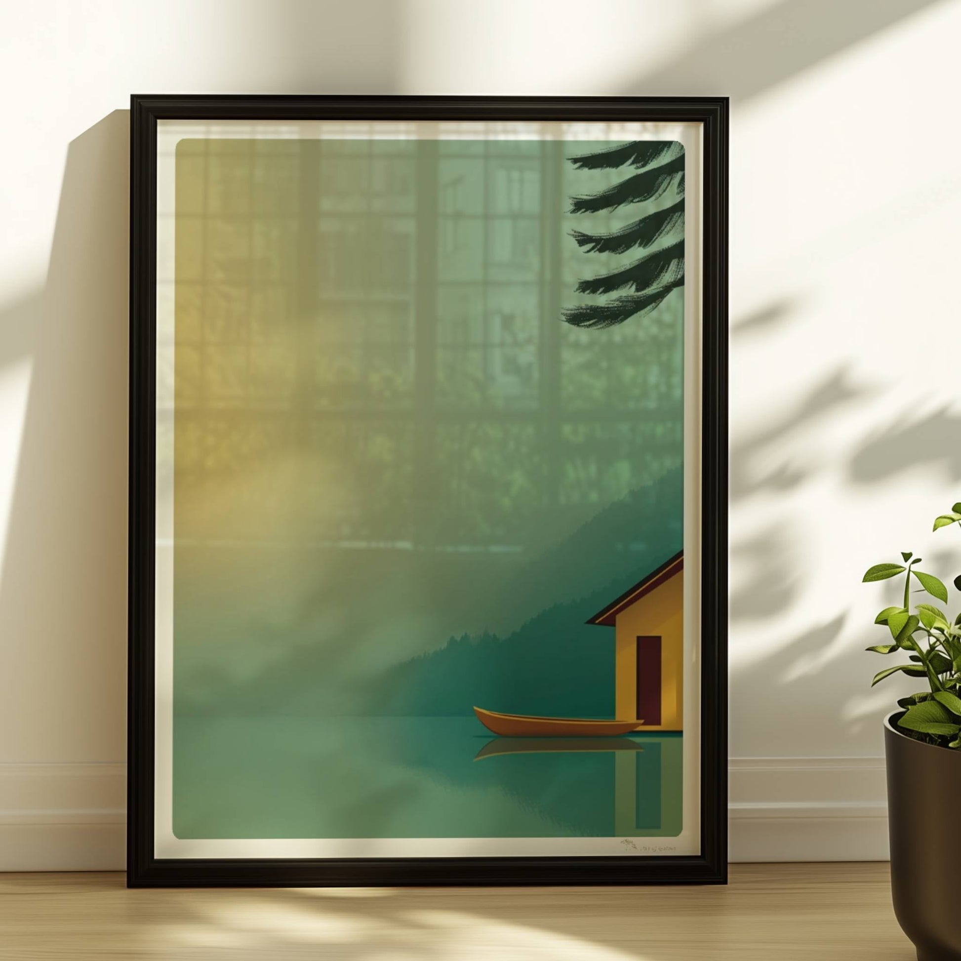Minimalistisches Bootshaus in Gelb mit Ruderboot am ruhigen See im Morgendunst, Tannen im Hintergrund.. Rahmen schwarz 30x40