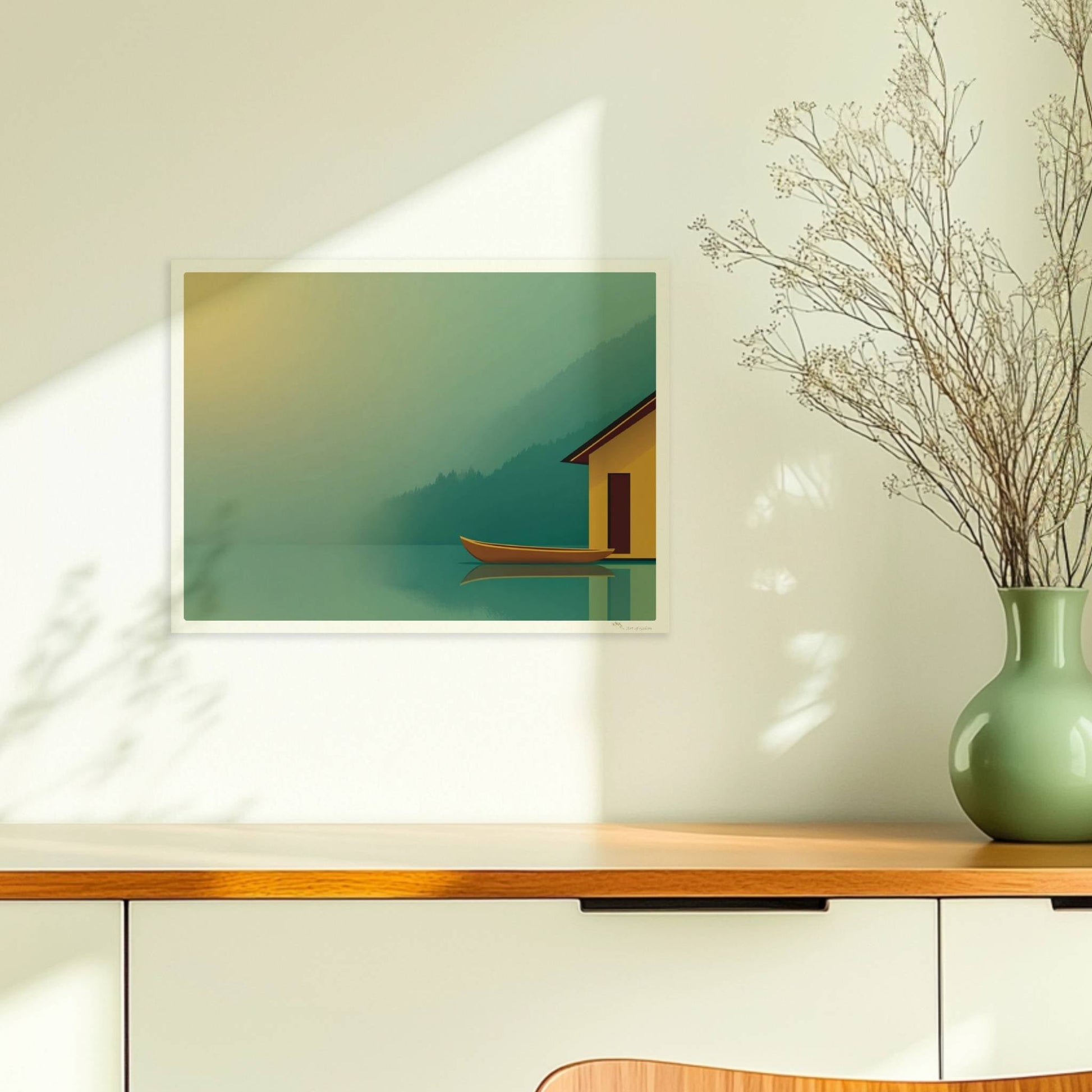Minimalistisches Bootshaus in Gelb mit Ruderboot am ruhigen See im Morgendunst, Tannen im Hintergrund.. Ohne Rahmen 40x30