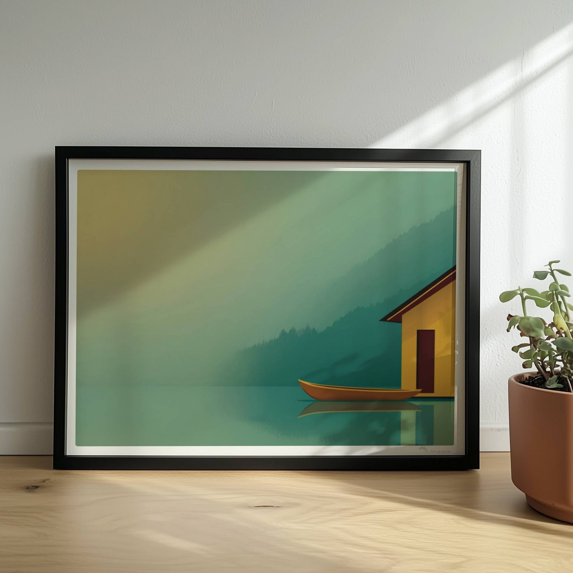 Minimalistisches Bootshaus in Gelb mit Ruderboot am ruhigen See im Morgendunst, Tannen im Hintergrund.. Rahmen schwarz 40x30