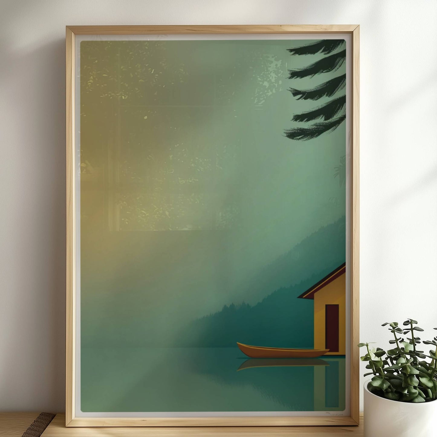 Minimalistisches Bootshaus in Gelb mit Ruderboot am ruhigen See im Morgendunst, Tannen im Hintergrund.. Rahmen natur 50x70