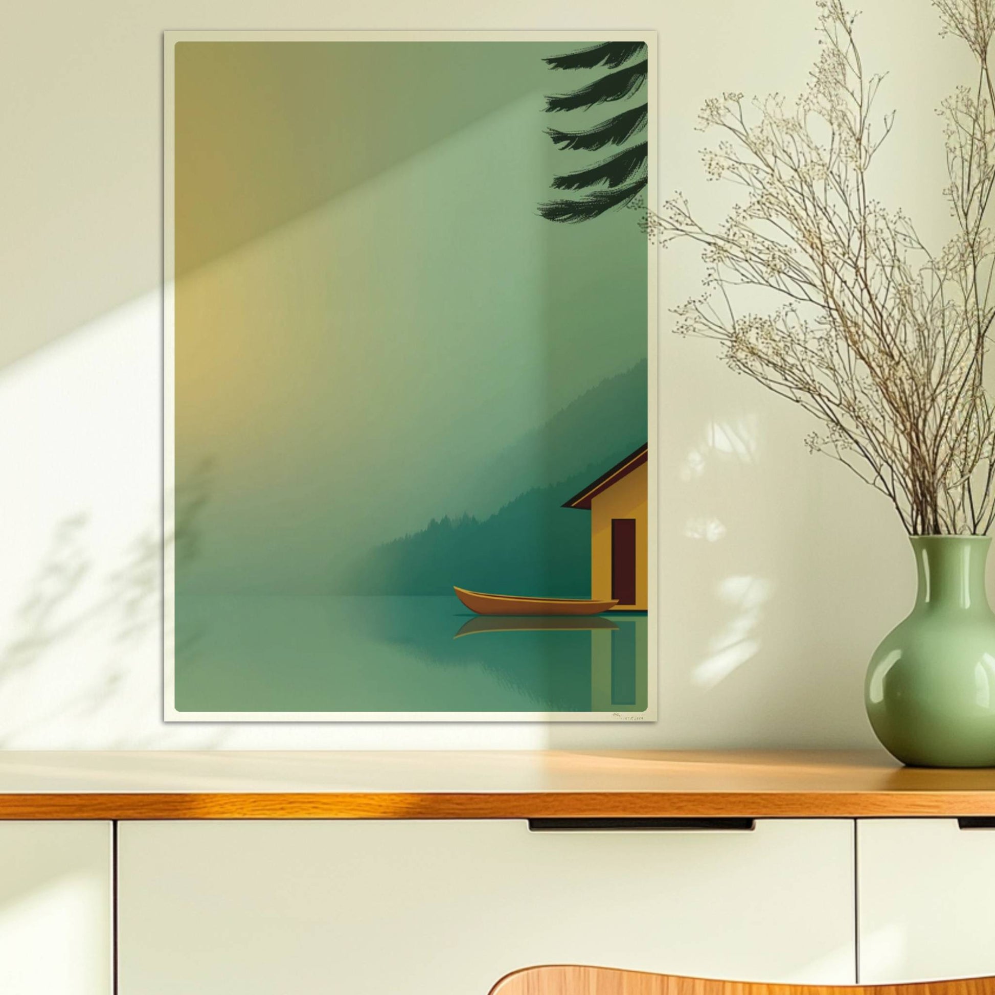 Minimalistisches Bootshaus in Gelb mit Ruderboot am ruhigen See im Morgendunst, Tannen im Hintergrund.. Ohne Rahmen 50x70
