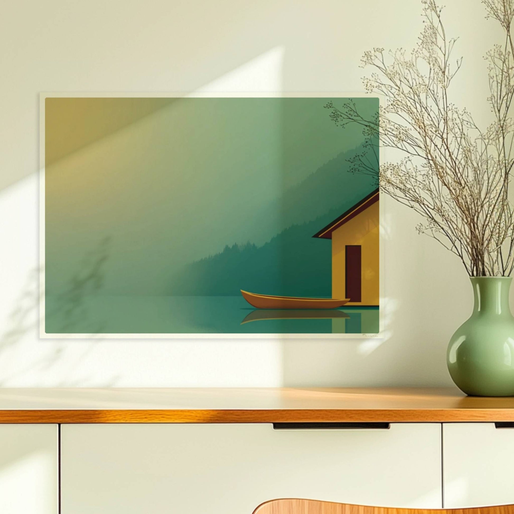 Minimalistisches Bootshaus in Gelb mit Ruderboot am ruhigen See im Morgendunst, Tannen im Hintergrund.. Ohne Rahmen 70x50