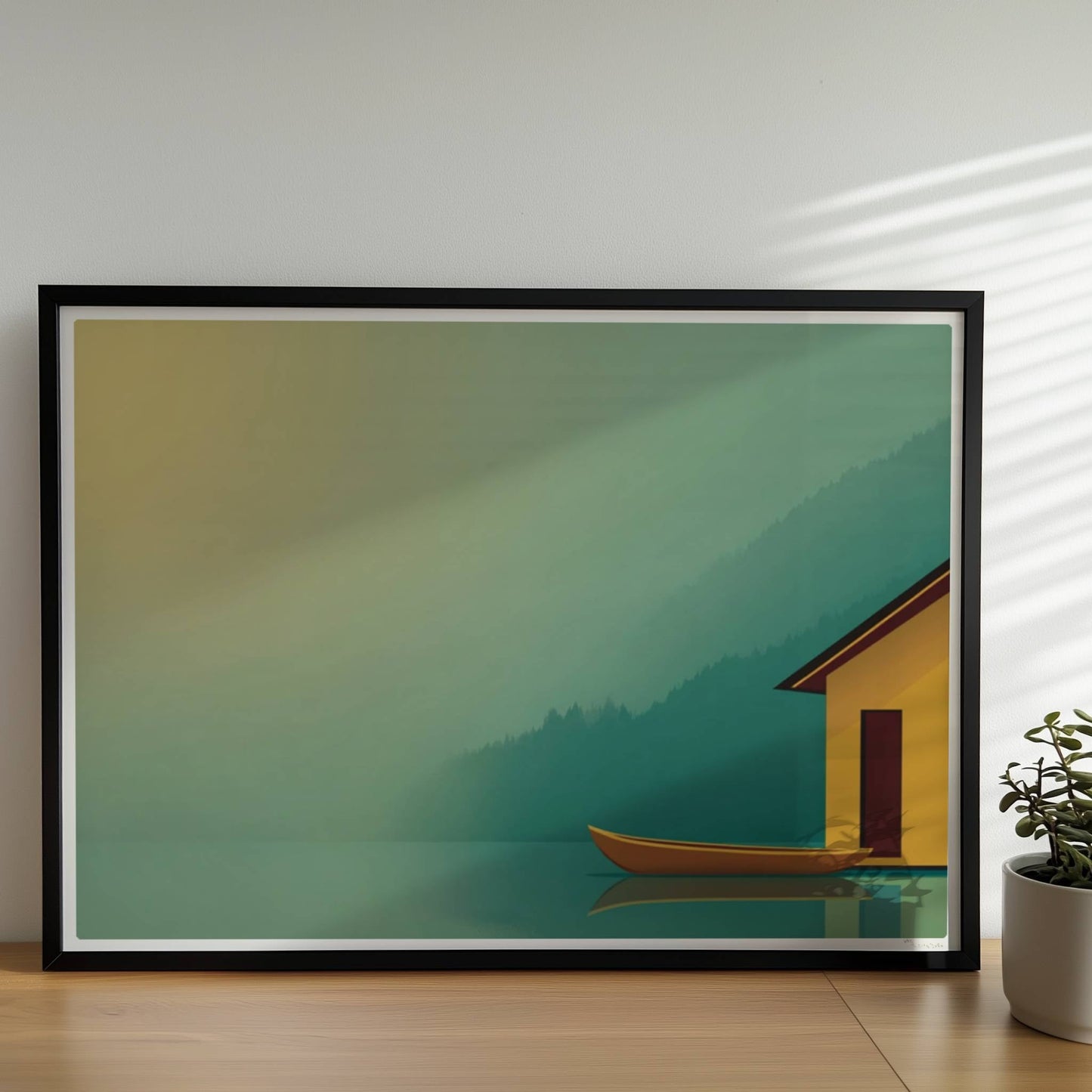 Minimalistisches Bootshaus in Gelb mit Ruderboot am ruhigen See im Morgendunst, Tannen im Hintergrund.. Rahmen schwarz 70x50
