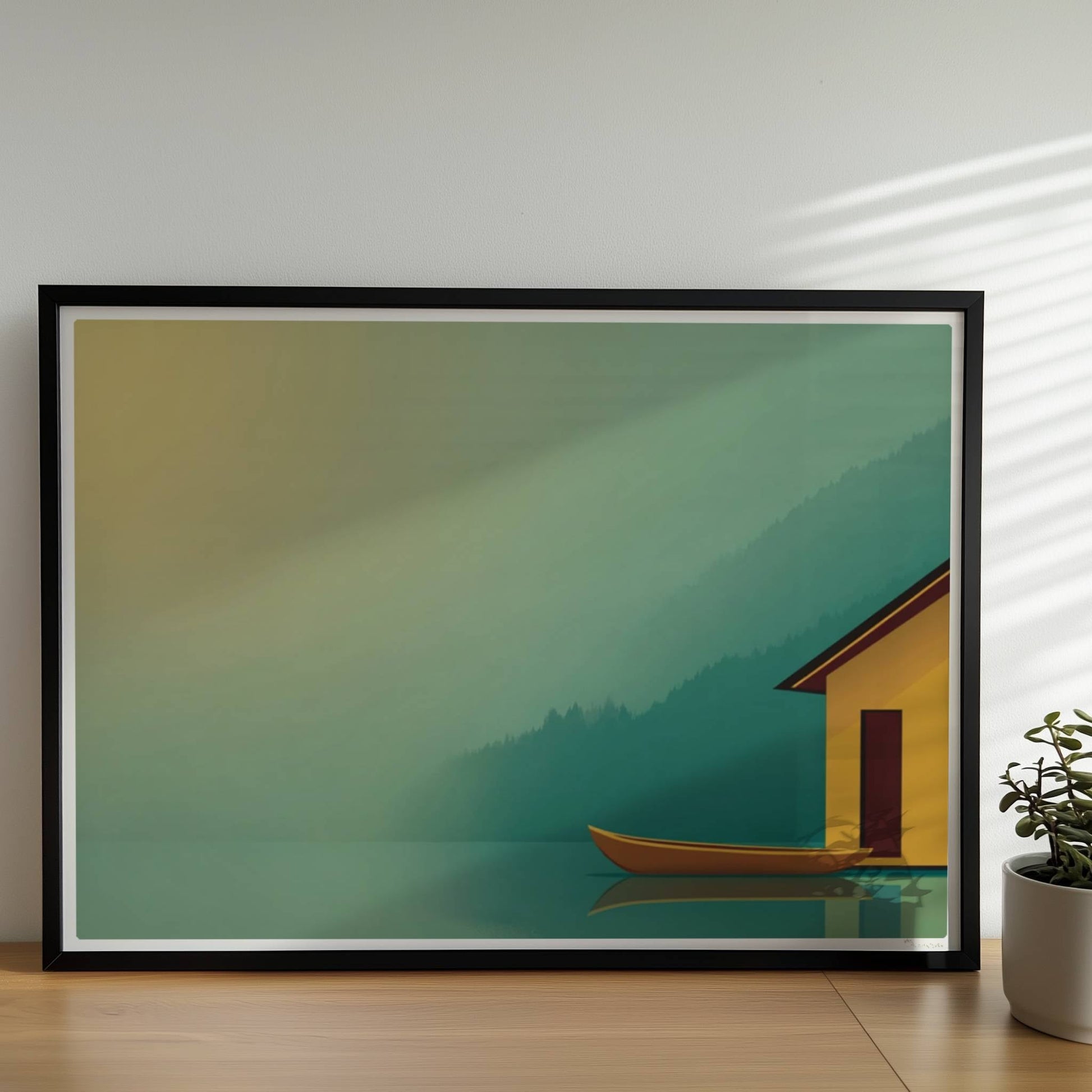 Minimalistisches Bootshaus in Gelb mit Ruderboot am ruhigen See im Morgendunst, Tannen im Hintergrund.. Rahmen schwarz 70x50