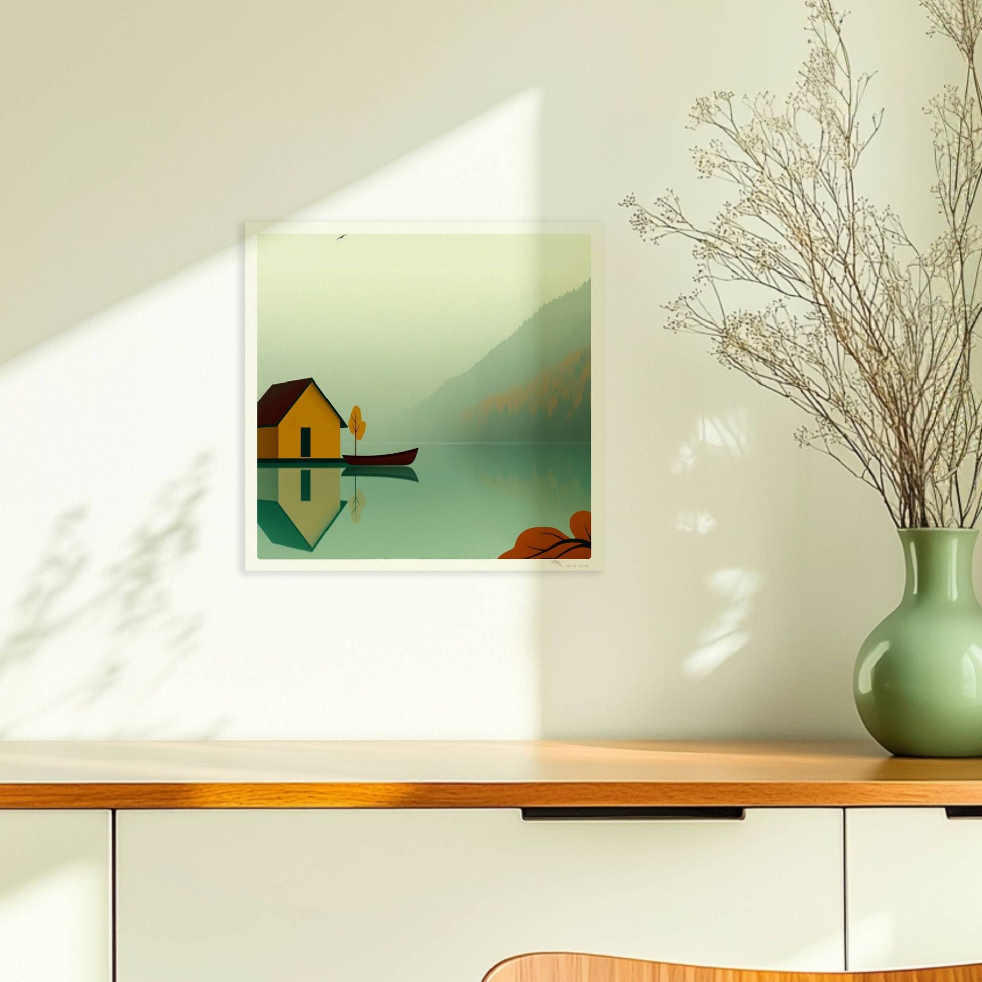 Gelbes Bootshaus mit Ruderboot auf ruhigem See im Nebel, Herbstfarben und reflektierende Wasseroberfläche.. Ohne Rahmen 30x30