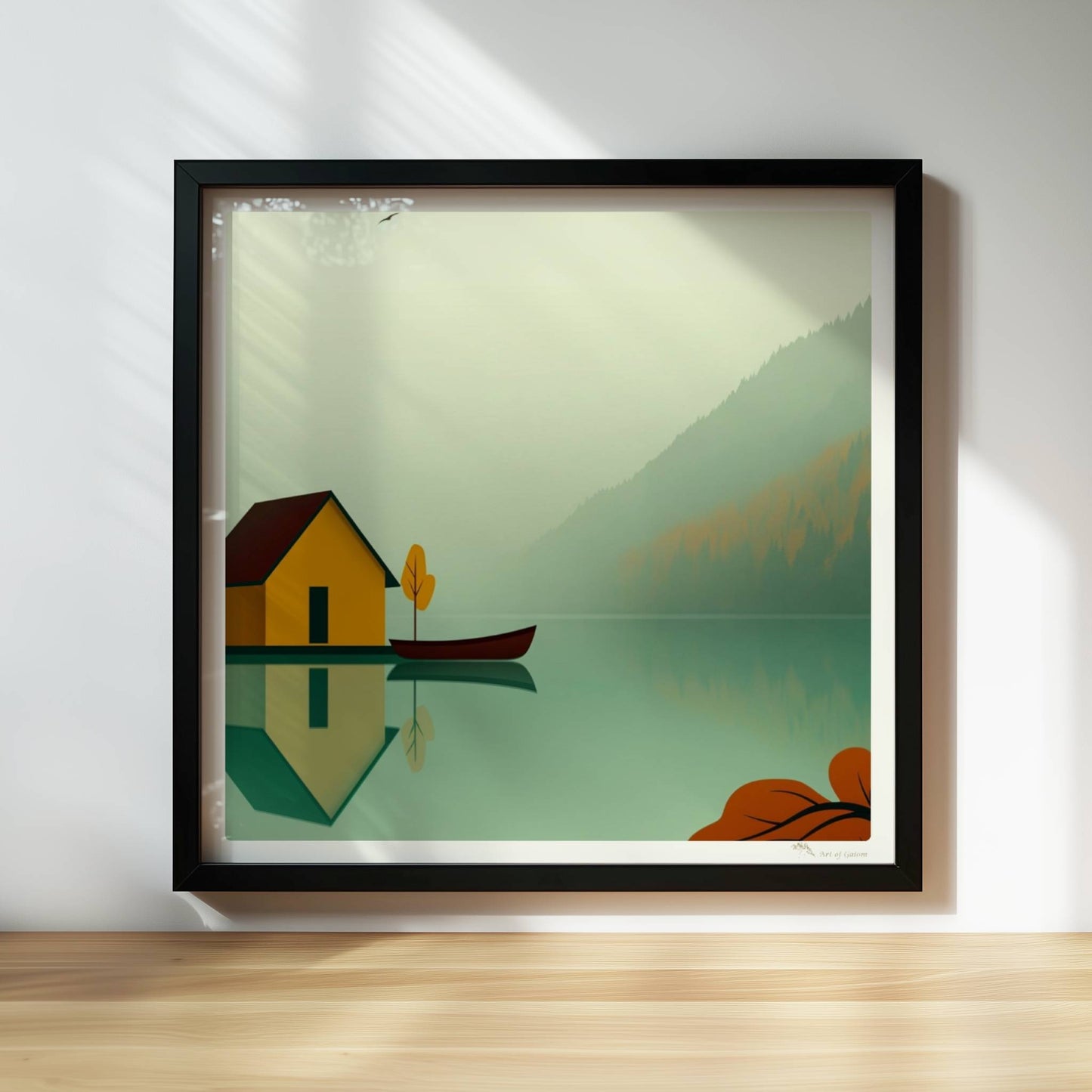 Gelbes Bootshaus mit Ruderboot auf ruhigem See im Nebel, Herbstfarben und reflektierende Wasseroberfläche.. Rahmen schwarz 30x30