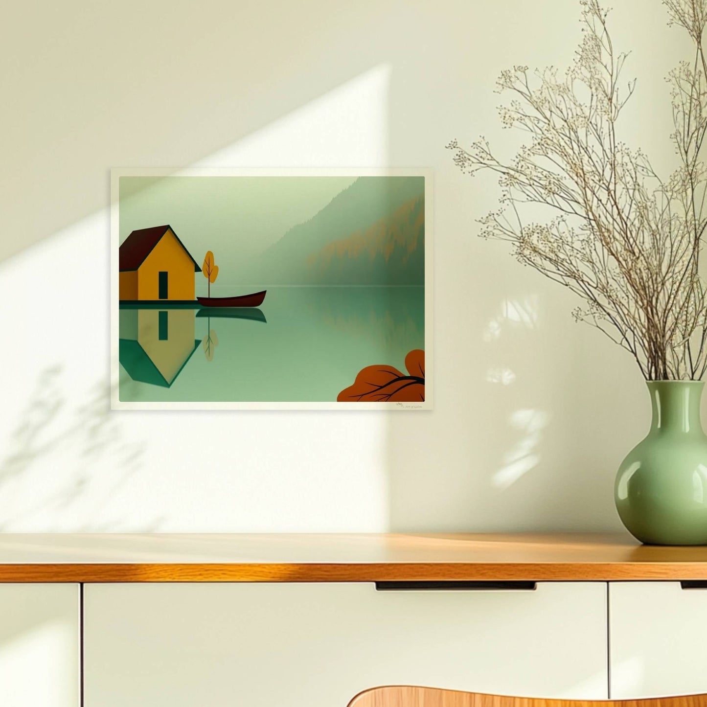 Gelbes Bootshaus mit Ruderboot auf ruhigem See im Nebel, Herbstfarben und reflektierende Wasseroberfläche.. Ohne Rahmen 40x30
