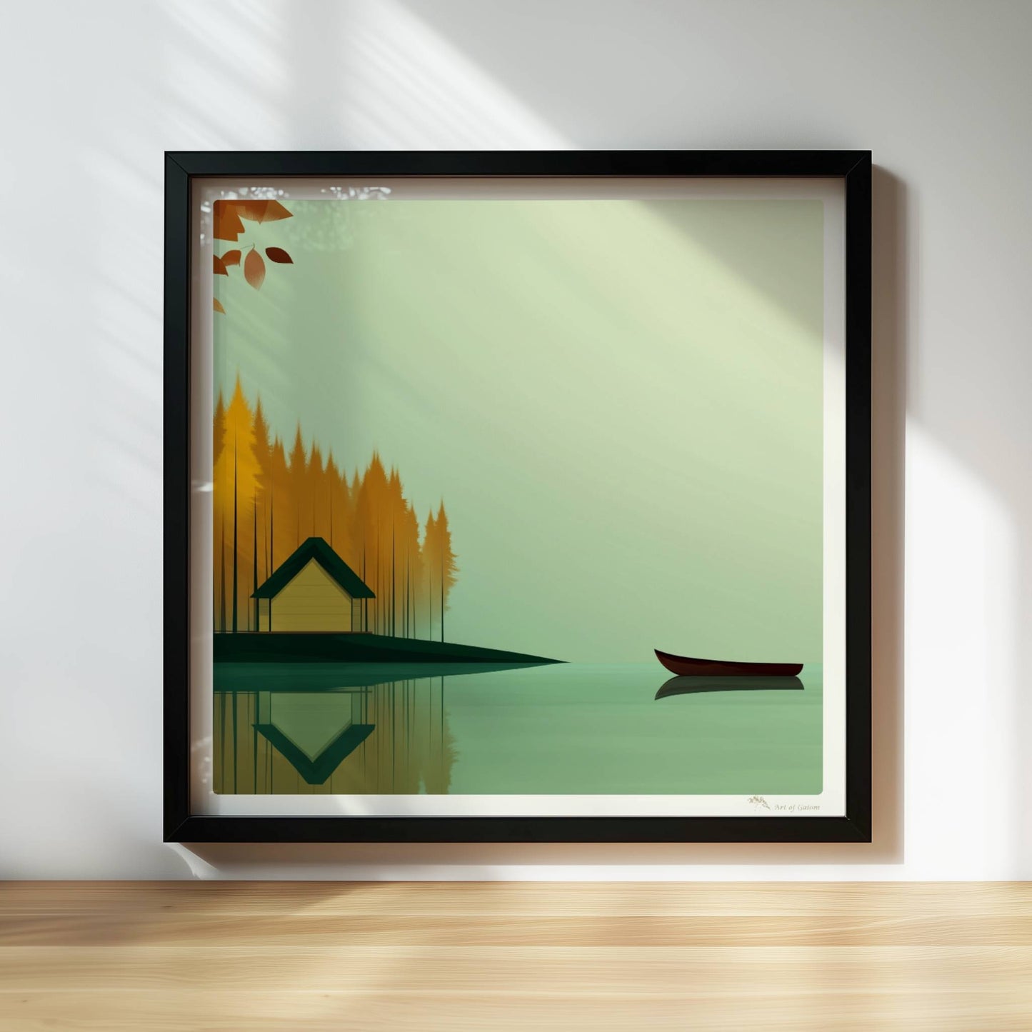 Gelbes Häuschen am See mit grünem Dach, umgeben von herbstlichen Bäumen und einem ruhigen Kanu auf spiegelndem Wasser.. Rahmen schwarz 30x30
