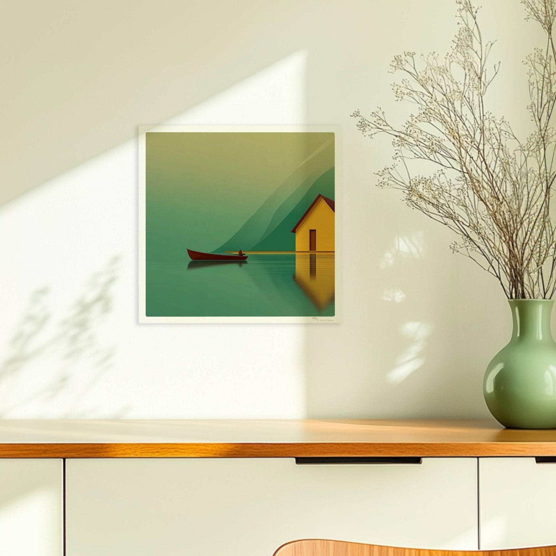 Gelbes Haus am stillen See mit kleinem Fischerboot und Spiegelung vor grünen Bergen im Morgennebel.. Ohne Rahmen 30x30