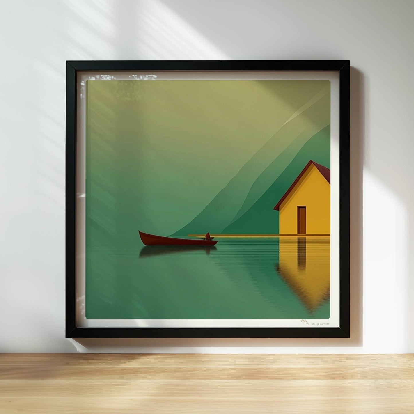 Gelbes Haus am stillen See mit kleinem Fischerboot und Spiegelung vor grünen Bergen im Morgennebel.. Rahmen schwarz 30x30