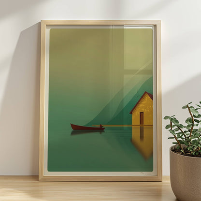 Gelbes Haus am stillen See mit kleinem Fischerboot und Spiegelung vor grünen Bergen im Morgennebel.. Rahmen natur 30x40