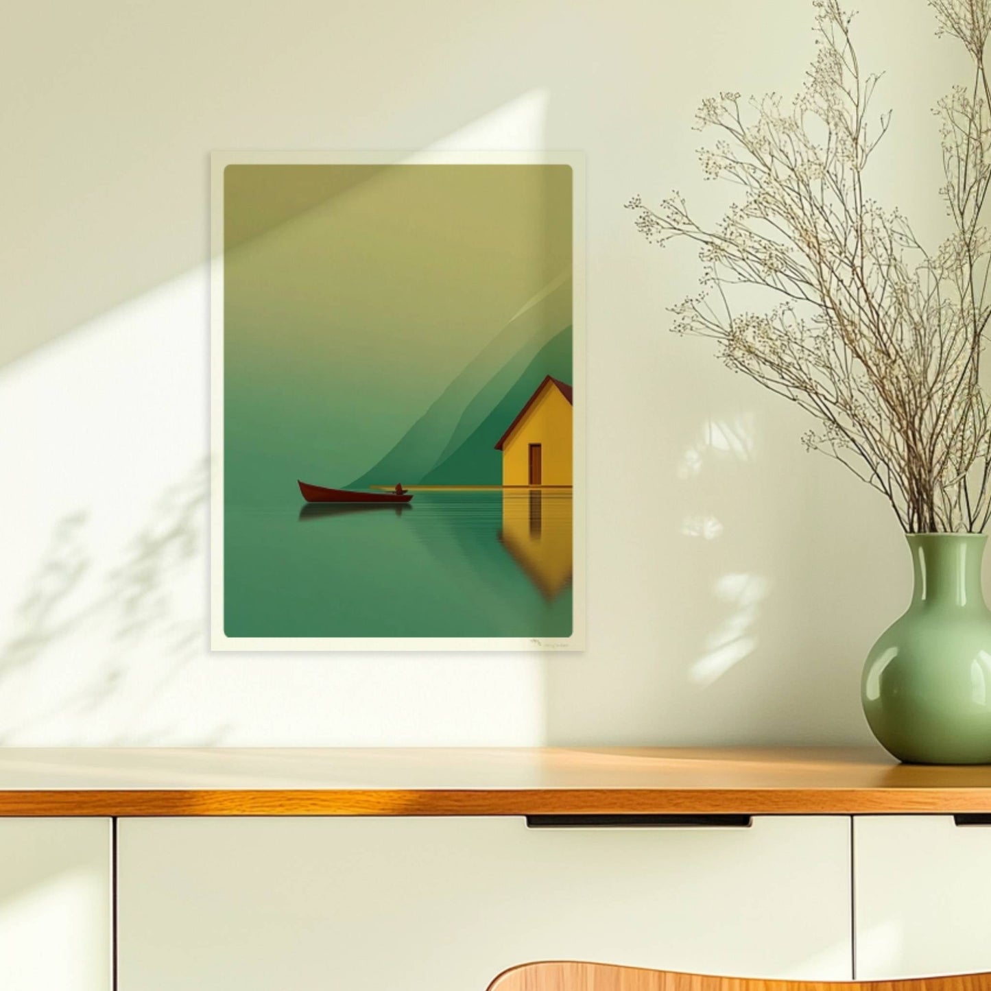 Gelbes Haus am stillen See mit kleinem Fischerboot und Spiegelung vor grünen Bergen im Morgennebel.. Ohne Rahmen 30x40