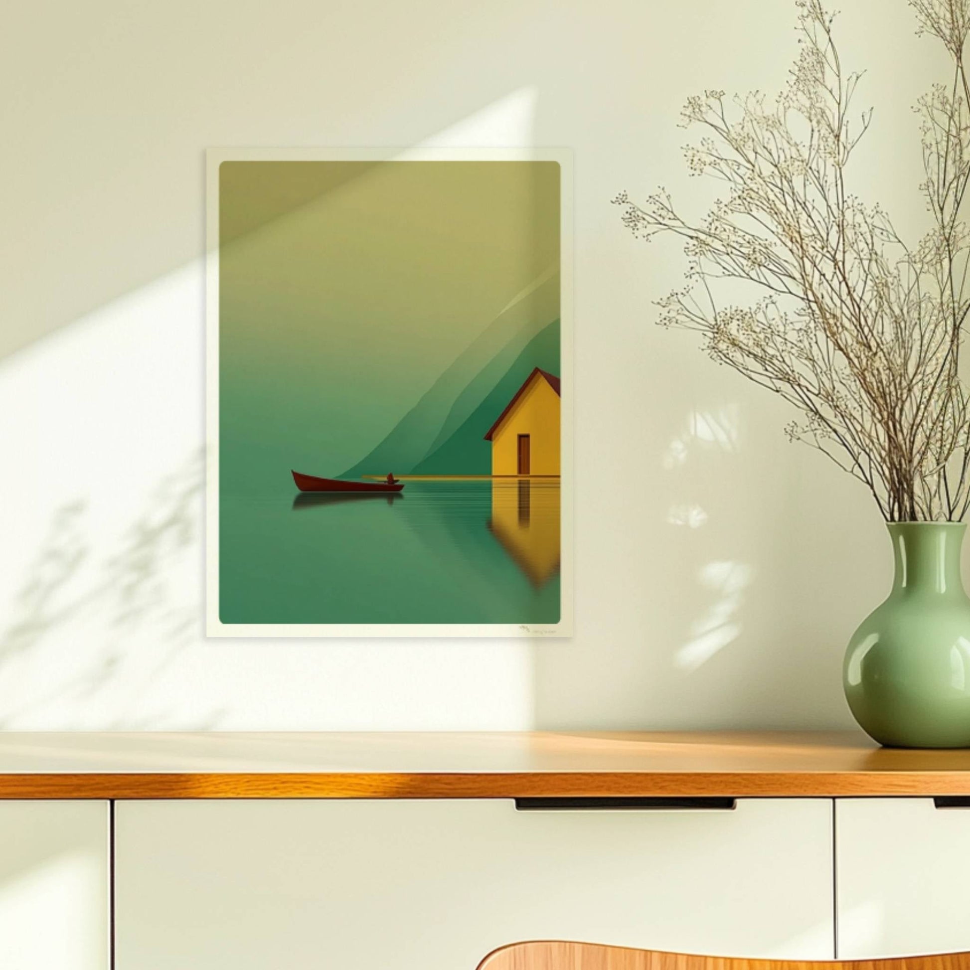 Gelbes Haus am stillen See mit kleinem Fischerboot und Spiegelung vor grünen Bergen im Morgennebel.. Ohne Rahmen 30x40